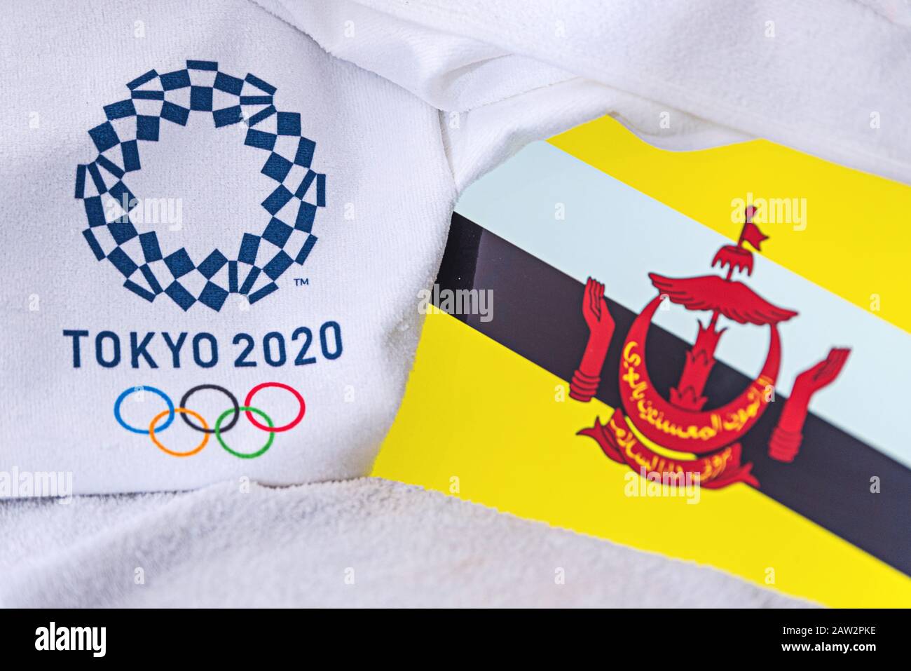 TOKYO, JAPON, FÉVRIER. 4, 2020: Drapeau national du Brunei, logo officiel des Jeux olympiques d'été à Tokyo 2020. Fond blanc Banque D'Images