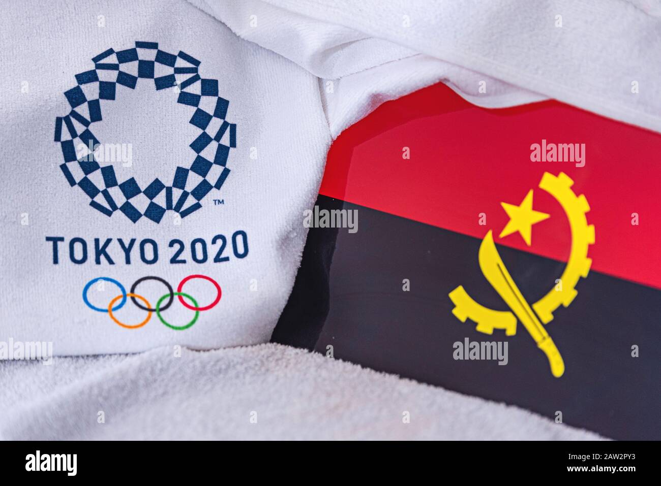 TOKYO, JAPON, FÉVRIER. 4, 2020: Drapeau national de l'Angola, logo officiel des Jeux olympiques d'été à Tokyo 2020. Fond blanc Banque D'Images