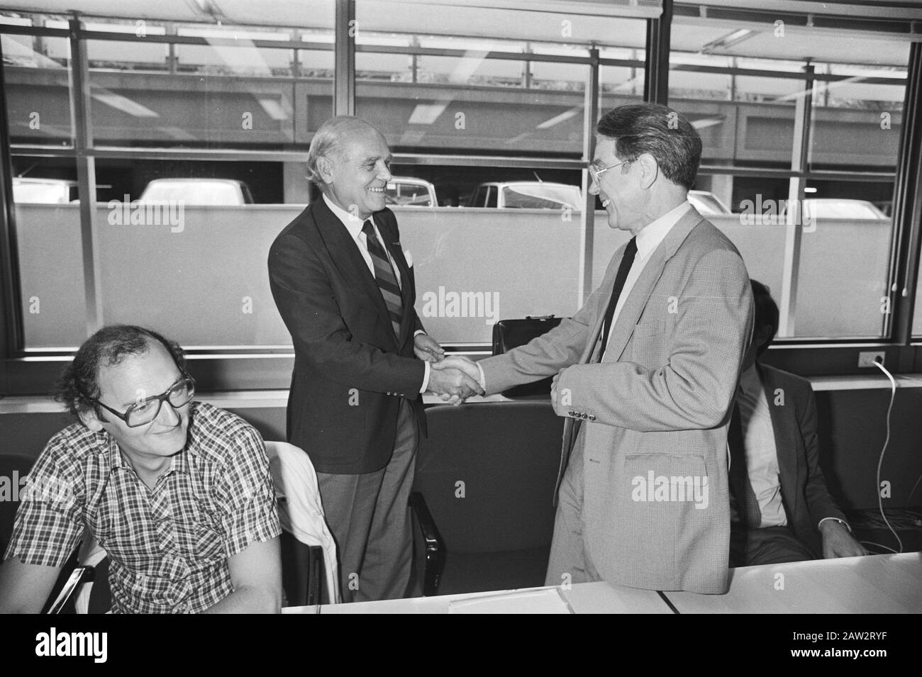 Associations de police à la Haye sur le policier de sécurité; HJ Teeuwen (Association générale de police de la Colombie-Britannique.) Accueille les consultations du président H. ter Hark Date: 10 août 1982 lieu: La Haye, Pays-Bas du Sud mots clés: Concert, syndicats de police Nom De La Personne: HJ Teeuwen, H. ter Hark Banque D'Images