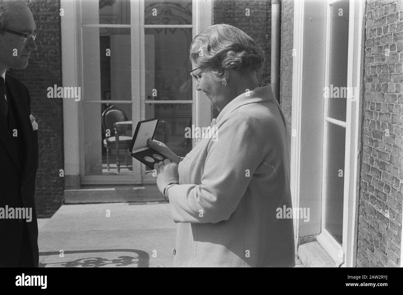 La reine Juliana reçoit le ministre des Finances H.J. Witteveen première décennie d'argent à marquer le 25ème anniversaire de la libération description: Queens, pièces, commémorations de libération, Juliana, Reine Date: 20 avril 1970 mots clés: Commémorations de libération, reines, pièces Nom De La Personne: Juliana, Reine Banque D'Images