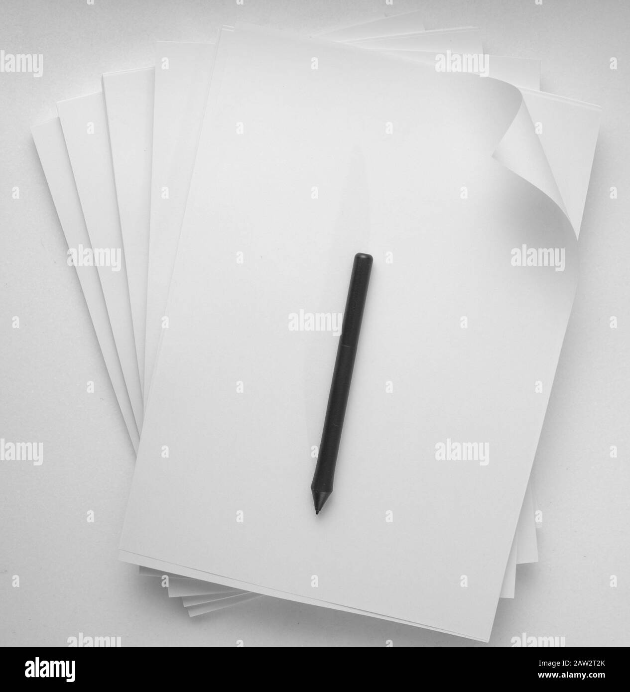 Pile de papier blanc de bureau sur fond clair, vue de dessus, place pour le texte. Banque D'Images