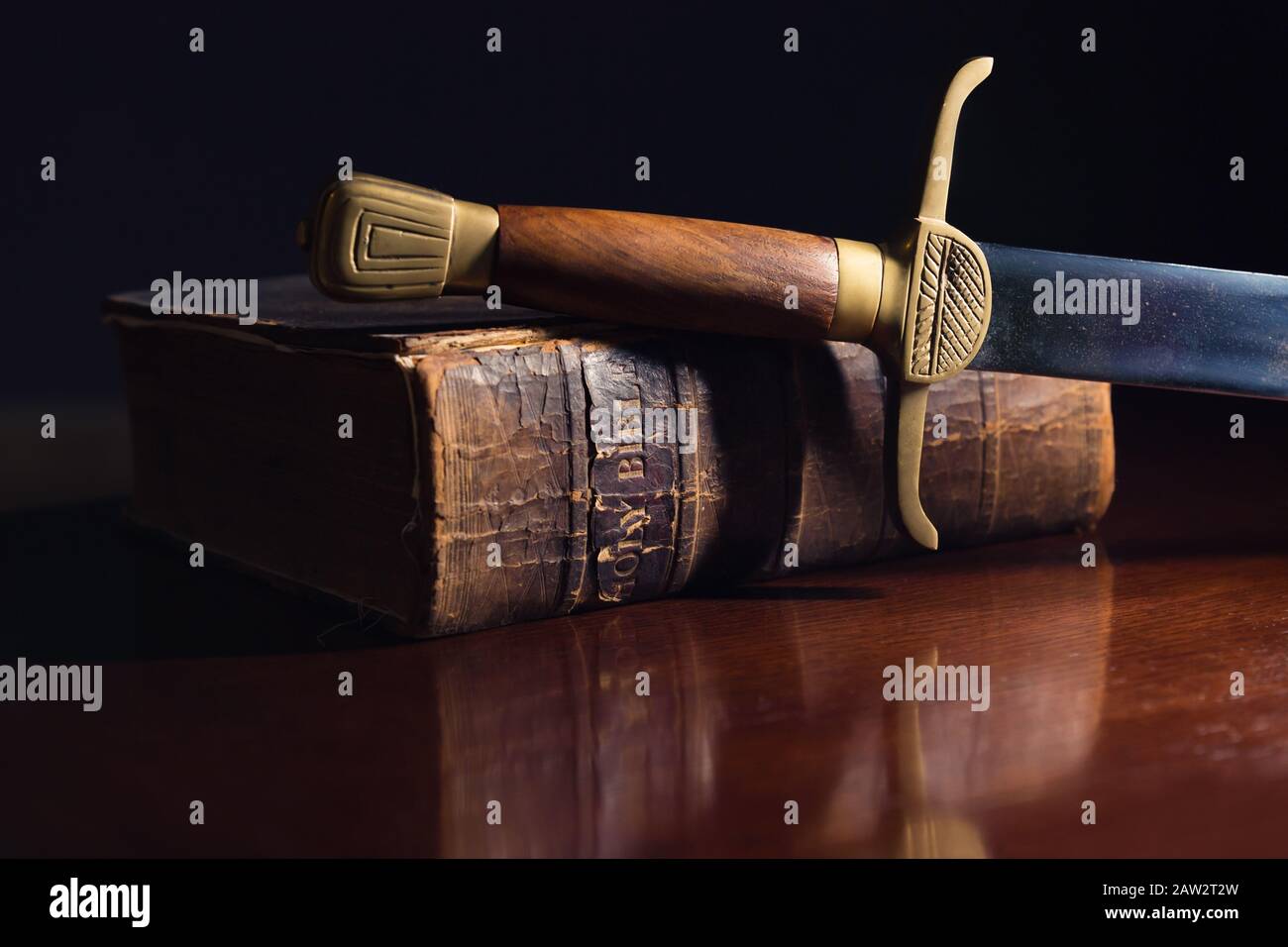 Épée ancienne à côté d'une ancienne Bible de 150 ans Banque D'Images