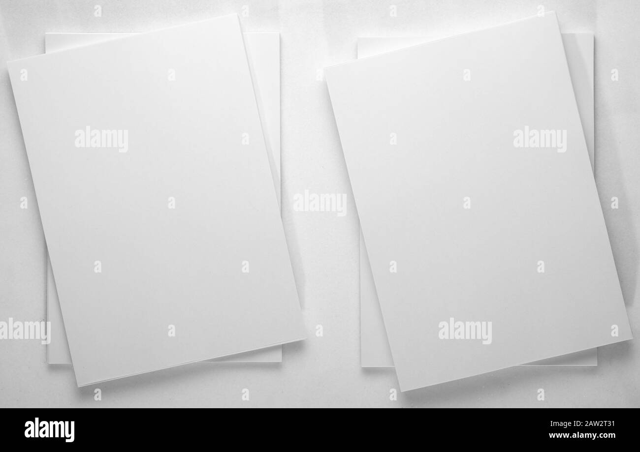 Pile de papier blanc de bureau sur fond clair, vue de dessus, place pour le texte. Banque D'Images