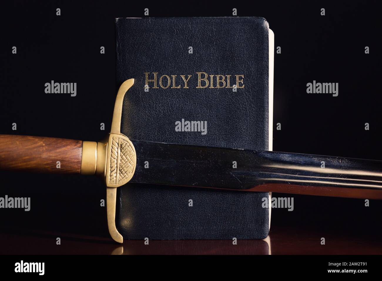 Ancienne longue épée à côté de la Sainte Bible Banque D'Images