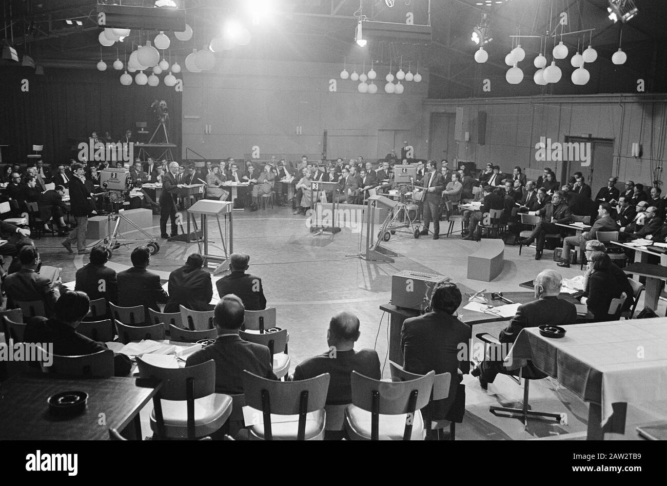 Apprentissage politique de LA VPRO Utrecht, présente le président de premier plan Prof. C.H.F.. Polak Date: 19 Décembre 1966 Lieu: Utrecht Mots Clés: Président Nom De La Personne: Prof C.h.f. Nom De L'Établissement Polak : Vpro Banque D'Images