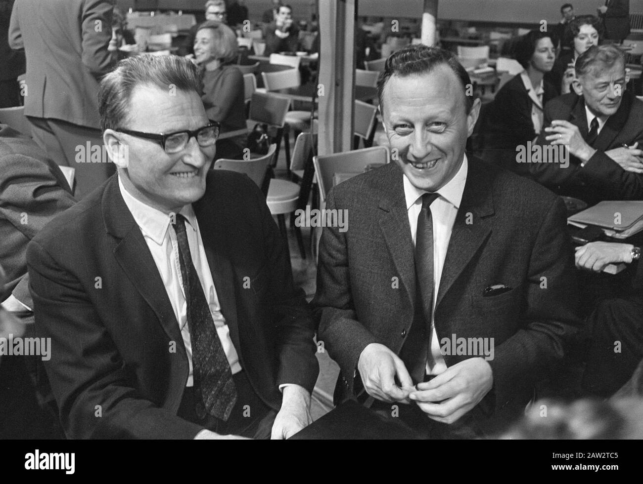 Apprentissage politique DE LA VPRO Utrecht, à droite M. Lankhorst (PSP), à gauche Gortzak Date : 19 décembre 1966 lieu : Utrecht Nom De La Personne : Gortzak Nom de l'institution : PSP, VPRO Banque D'Images