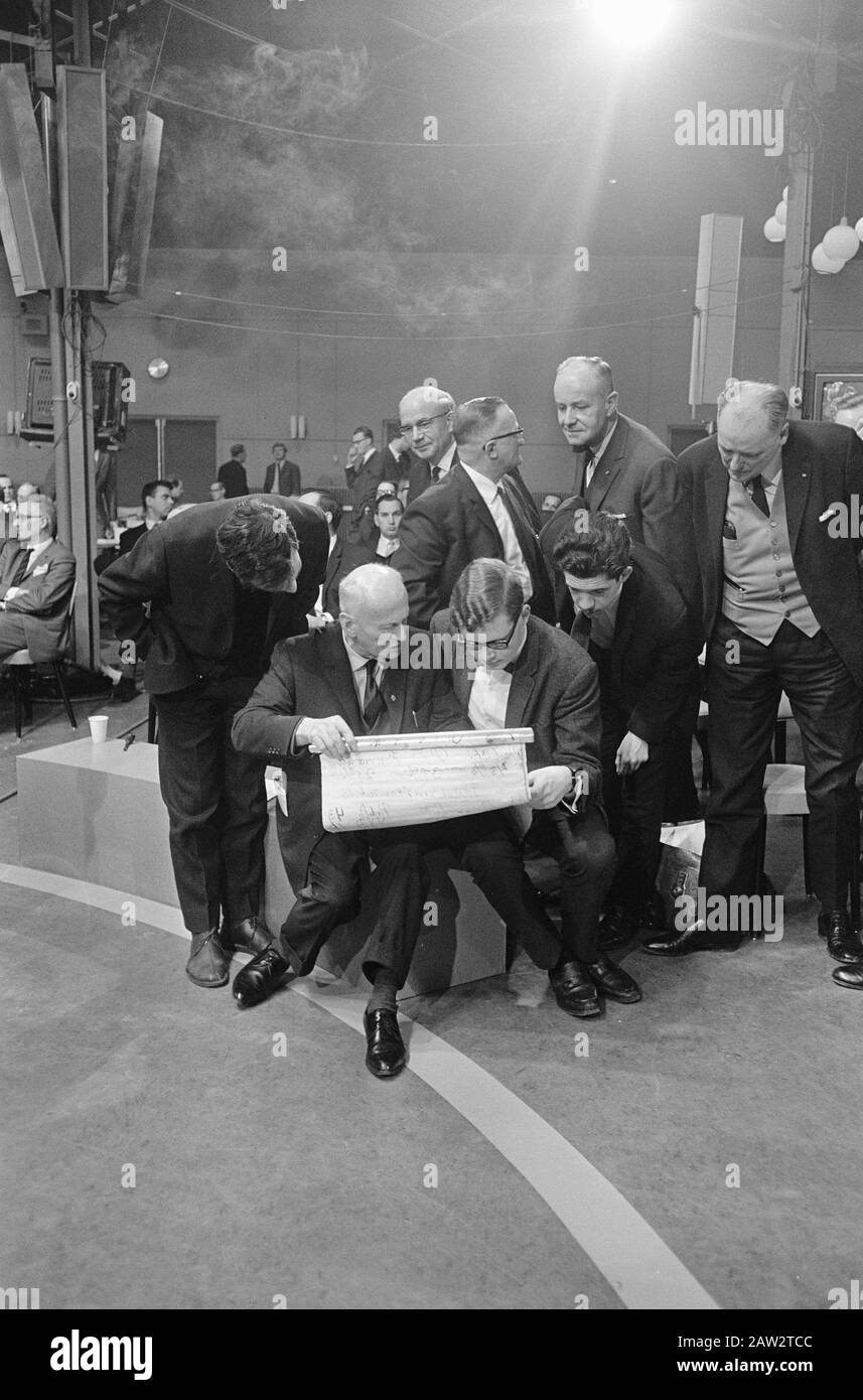 Apprentissage politique DE LA VPRO Utrecht, M. Van O avec papierinscrire Date: 19 décembre 1966 lieu: Utrecht Nom de l'institution: VPro Banque D'Images