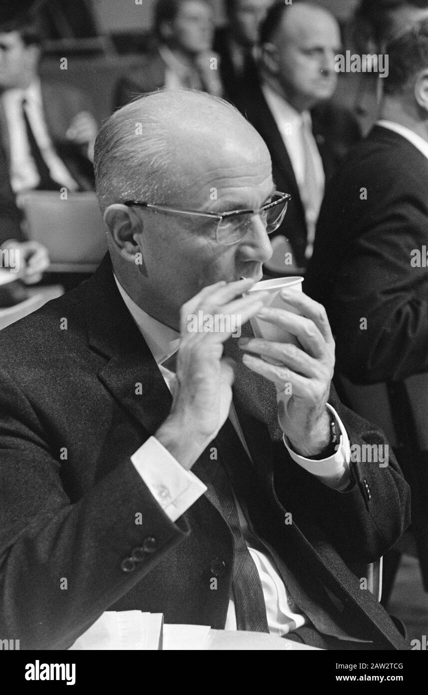 Apprentissage politique de LA VPRO Utrecht, numéro 6 et 7 drs Nederhorst (PvdA) boit du café. Date: 19 Décembre 1966 Lieu: Utrecht Nom De La Personne: Drs . Nederhorst Nom De L'Établissement : Vpro Banque D'Images