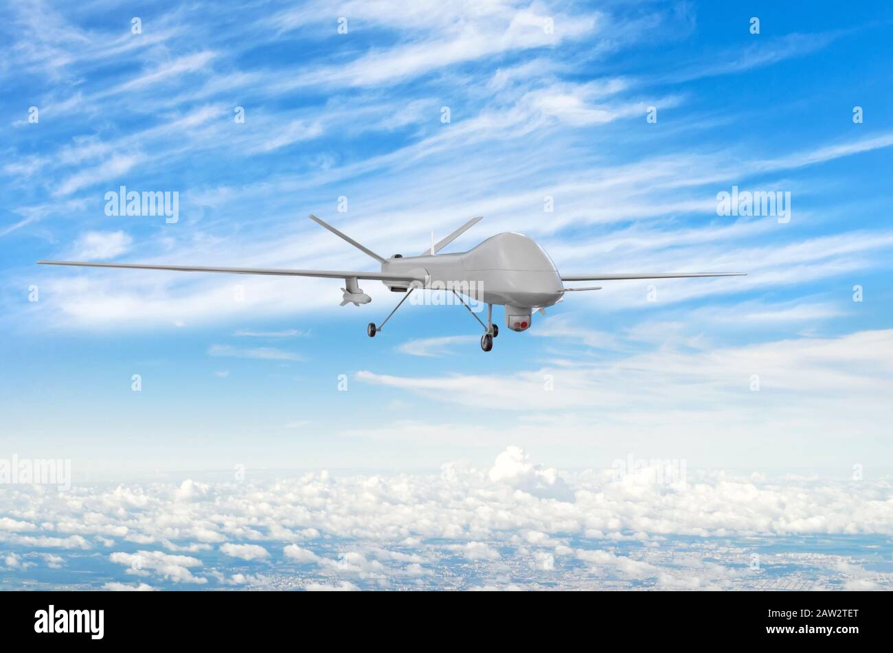 Le vol militaire uav drone vole au-dessus des nuages Banque D'Images