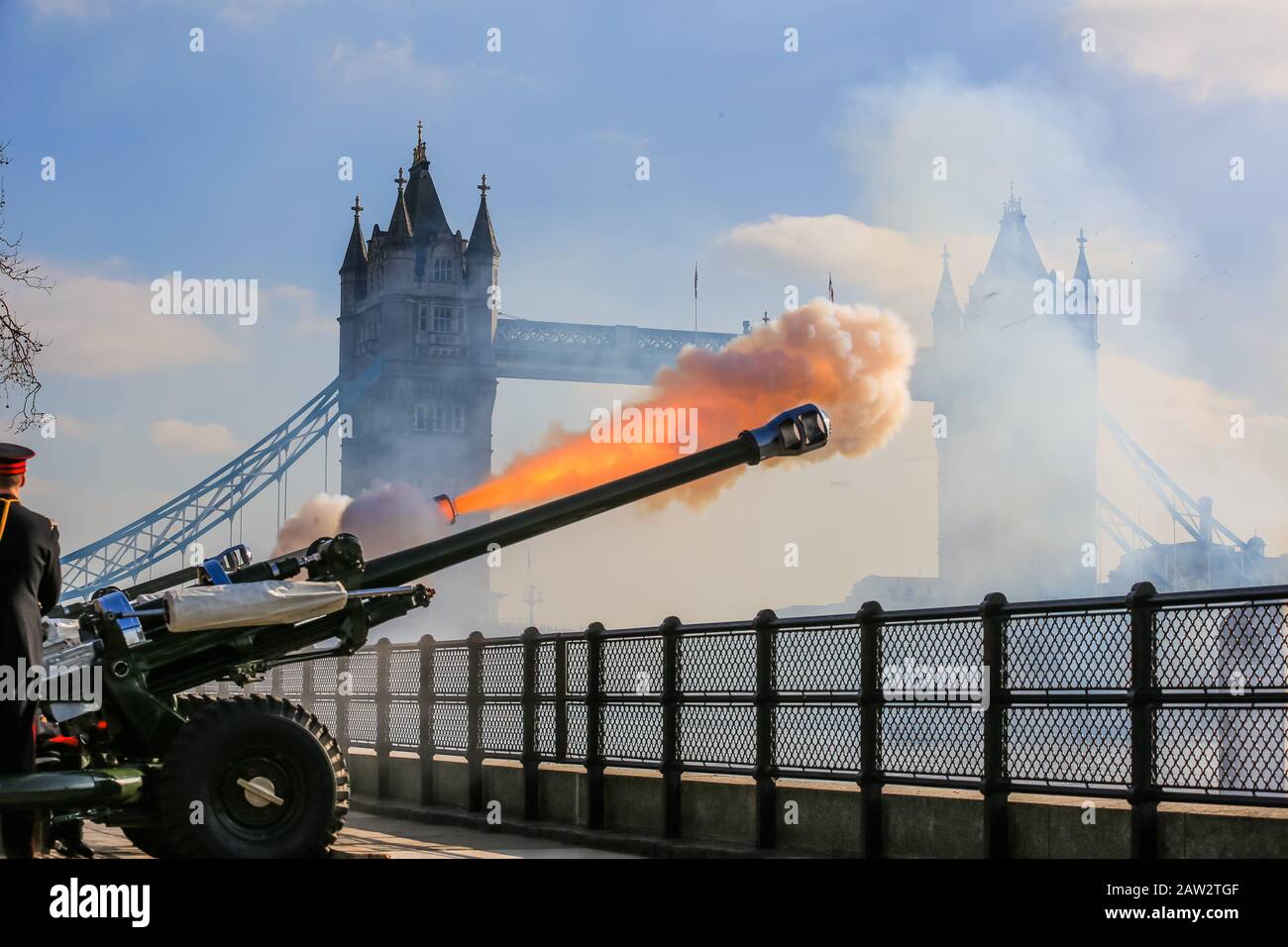 La Tour de Londres, Royaume-Uni. 6 février 2020. L'honorable Artillerie Company lance un hommage de 62 armes à feu à la Tour de Londres pour commémorer le 68ème anniversaire de l'adhésion de sa Majesté La Reine. Un Royal Salute comprend normalement 21 canons, ce qui est porté à 41 s'il est tiré d'un Royal Park ou d'une résidence. De manière unique, à la Tour de Londres, qui est une Résidence royale, un total de 62 tours sont tirés sur les anniversaires royaux, car cela inclut également 21 canons supplémentaires pour les citoyens de la Ville de Londres pour montrer leur loyauté au Monarch. Crédit: Chris Aubrey/Alay Live News Banque D'Images