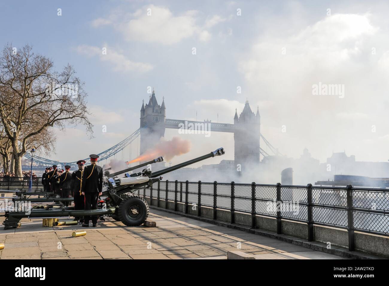 La Tour de Londres, Royaume-Uni. 6 février 2020. L'honorable Artillerie Company lance un hommage de 62 armes à feu à la Tour de Londres pour commémorer le 68ème anniversaire de l'adhésion de sa Majesté La Reine. Un Royal Salute comprend normalement 21 canons, ce qui est porté à 41 s'il est tiré d'un Royal Park ou d'une résidence. De manière unique, à la Tour de Londres, qui est une Résidence royale, un total de 62 tours sont tirés sur les anniversaires royaux, car cela inclut également 21 canons supplémentaires pour les citoyens de la Ville de Londres pour montrer leur loyauté au Monarch. Crédit: Chris Aubrey/Alay Live News Banque D'Images