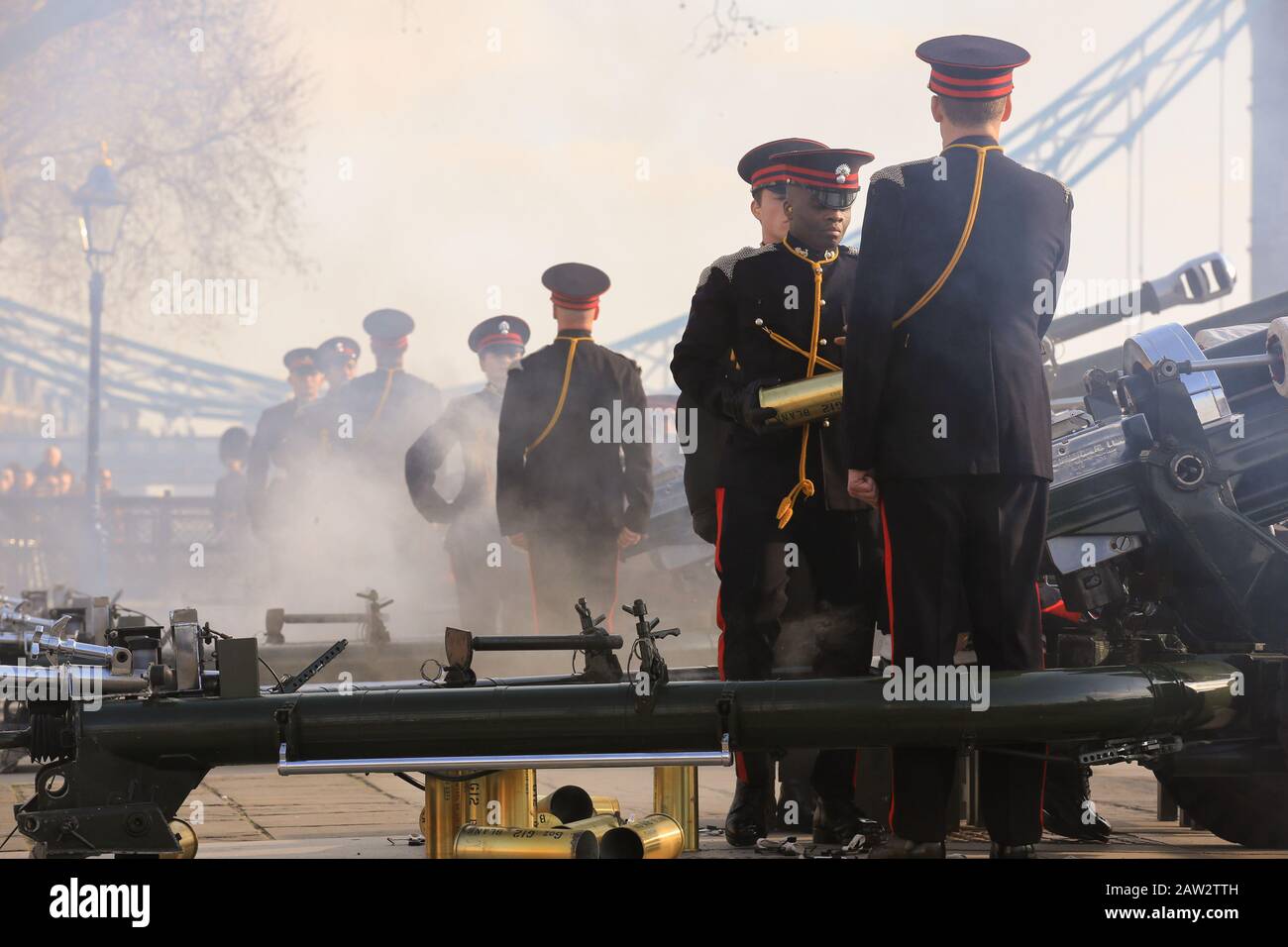 La Tour de Londres, Royaume-Uni. 6 février 2020. L'honorable Artillerie Company lance un hommage de 62 armes à feu à la Tour de Londres pour commémorer le 68ème anniversaire de l'adhésion de sa Majesté La Reine. Un Royal Salute comprend normalement 21 canons, ce qui est porté à 41 s'il est tiré d'un Royal Park ou d'une résidence. De manière unique, à la Tour de Londres, qui est une Résidence royale, un total de 62 tours sont tirés sur les anniversaires royaux, car cela inclut également 21 canons supplémentaires pour les citoyens de la Ville de Londres pour montrer leur loyauté au Monarch. Crédit: Chris Aubrey/Alay Live News Banque D'Images