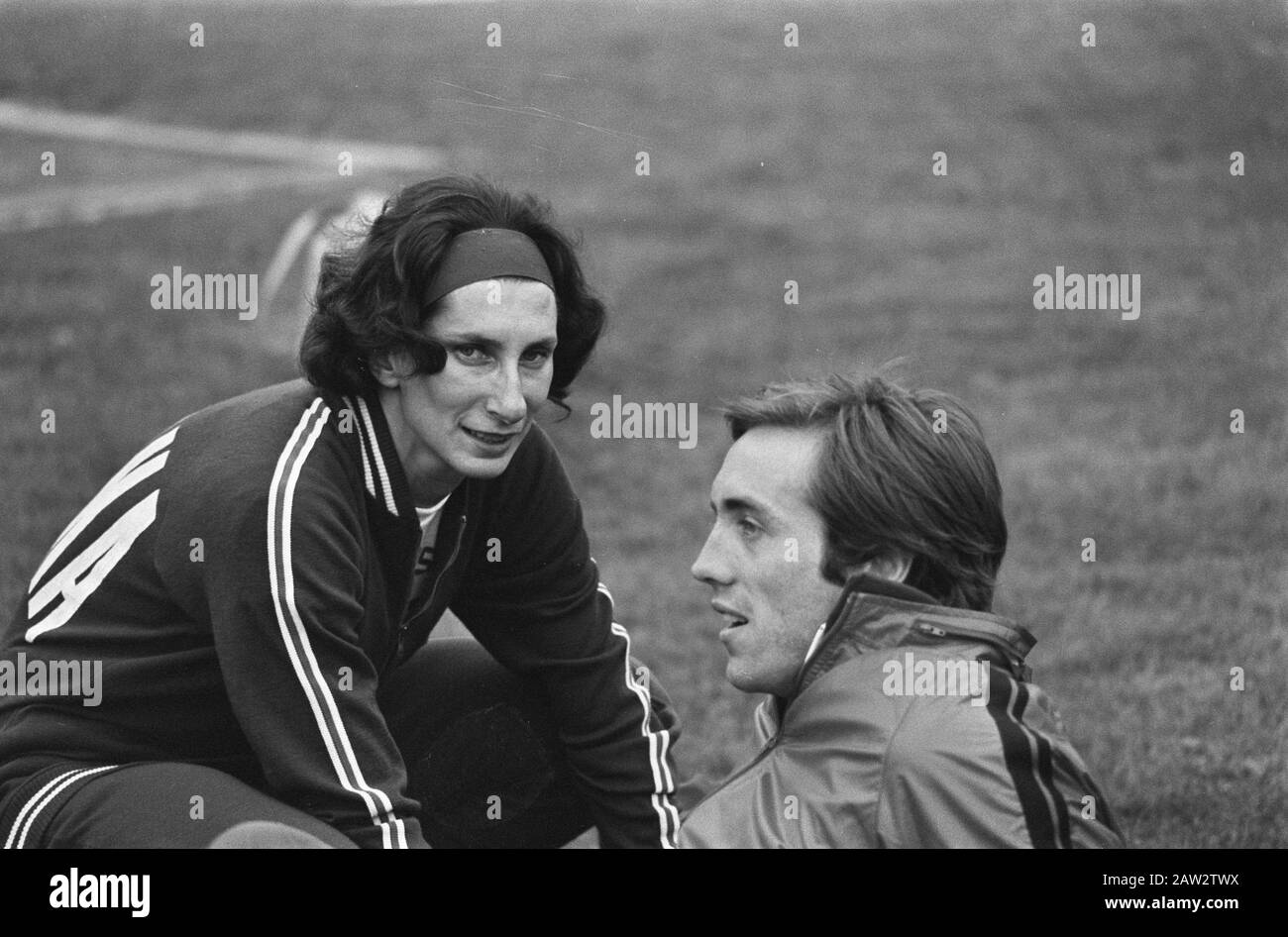 Compétitions internationales d'athlétisme à Papendal 1975 détenteur du record mondial polonais Irena Szewinska avec compatriote Buciarski Date: 16 juillet 1975 lieu: Arnhem, Gueldre mots clés: Athlétisme, tournois sportifs Nom De La Personne: Buciarski, Wojciech Jan , Szewinska, Irena Nom de l'institution: Papendal Banque D'Images