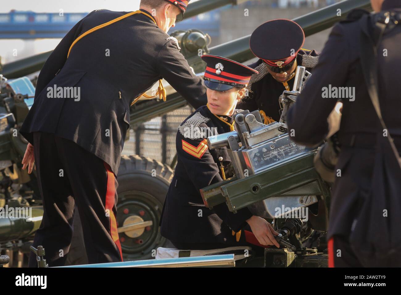 La Tour de Londres, Royaume-Uni. 6 février 2020. L'honorable Artillerie Company lance un hommage de 62 armes à feu à la Tour de Londres pour commémorer le 68ème anniversaire de l'adhésion de sa Majesté La Reine. Un Royal Salute comprend normalement 21 canons, ce qui est porté à 41 s'il est tiré d'un Royal Park ou d'une résidence. De manière unique, à la Tour de Londres, qui est une Résidence royale, un total de 62 tours sont tirés sur les anniversaires royaux, car cela inclut également 21 canons supplémentaires pour les citoyens de la Ville de Londres pour montrer leur loyauté au Monarch. Crédit: Chris Aubrey/Alay Live News Banque D'Images