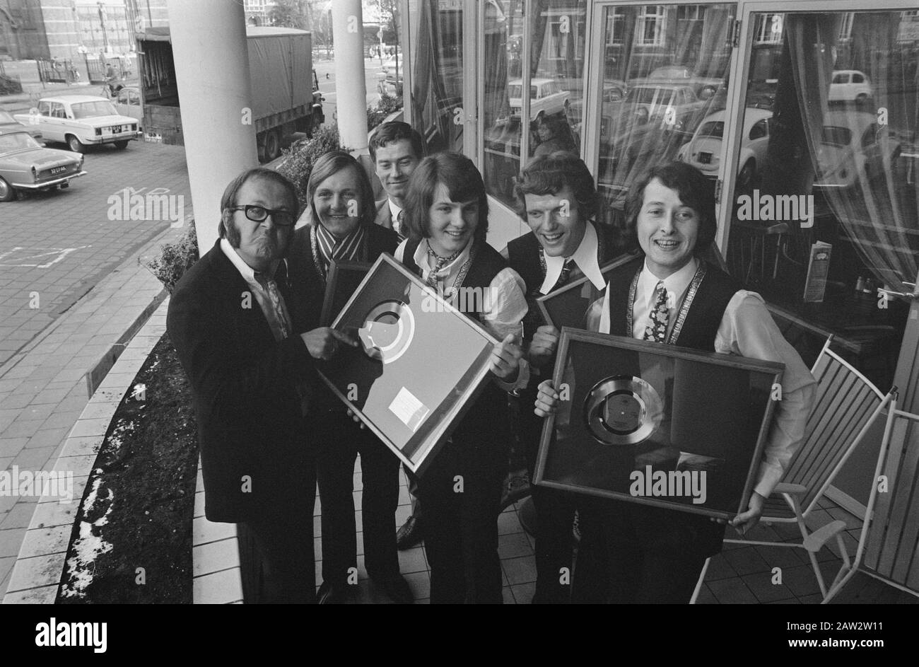 Groupe de rock Les Shuffes reçoivent un record d'or pour Cha la la, j'ai besoin de vous à l'Hôtel Gooiland Hilversum. Les Shuffes avec plaque gauche Joost den Turner (pseudonyme de Willem van Kooten) Annotation: Les Shuffes se composaient du chanteur Albert West (à gauche), du bassiste Hans van Liempt. Claviériste Hans Sleutjes et du guitariste Henk van den Heuvel. Derrière Le Manager Jan Vis Date: 12 Février 1970 Lieu: Hilversum, Noord-Holland Mots Clés: Plaques, Rock Bands Nom De La Personne: Turner, Joost Den, Koosten, Willem Van, Shuffes, Le Banque D'Images