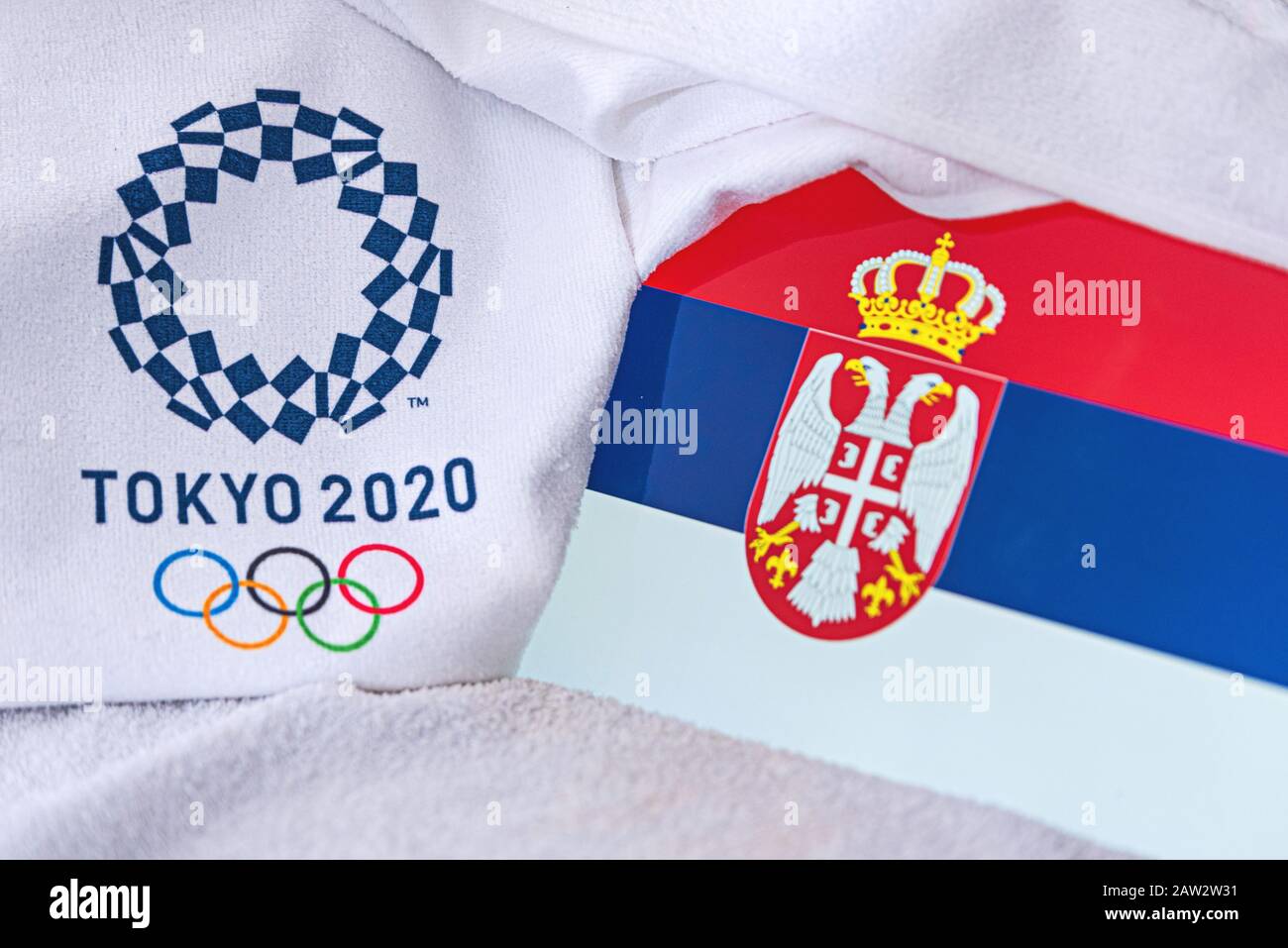 TOKYO, JAPON, FÉVRIER. 4, 2020: Drapeau national de la Serbie, logo officiel des Jeux olympiques d'été à Tokyo 2020. Fond blanc Banque D'Images