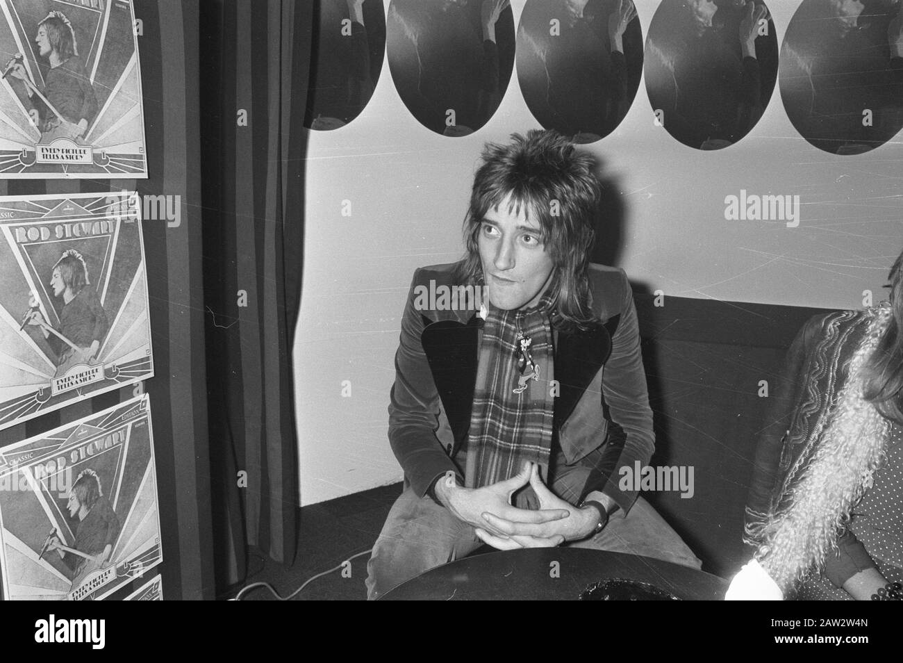 Pop Inger Rod Stewart Obtient Gold Lp, Edison Et Oscar Hilton Amsterdam, Rod Stewart, Head Date: 5 Novembre 1971 Lieu: Amsterdam, Noord-Holland Mots Clés: Pop Chanteuses Nom De La Personne: Hilton, Stewart, Rod Nom De L'Institution: Edison Banque D'Images