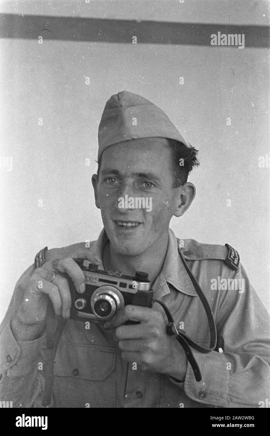 Passeport Photos De Cherries - Acier - Écrou Portrait Photographe [De Cherries?]. Sur L'Officier Des Relations Publiques De L'État Epaulet] Date: 1946 Lieu: Indonésie Pays-Bas Antilles Orientales Banque D'Images