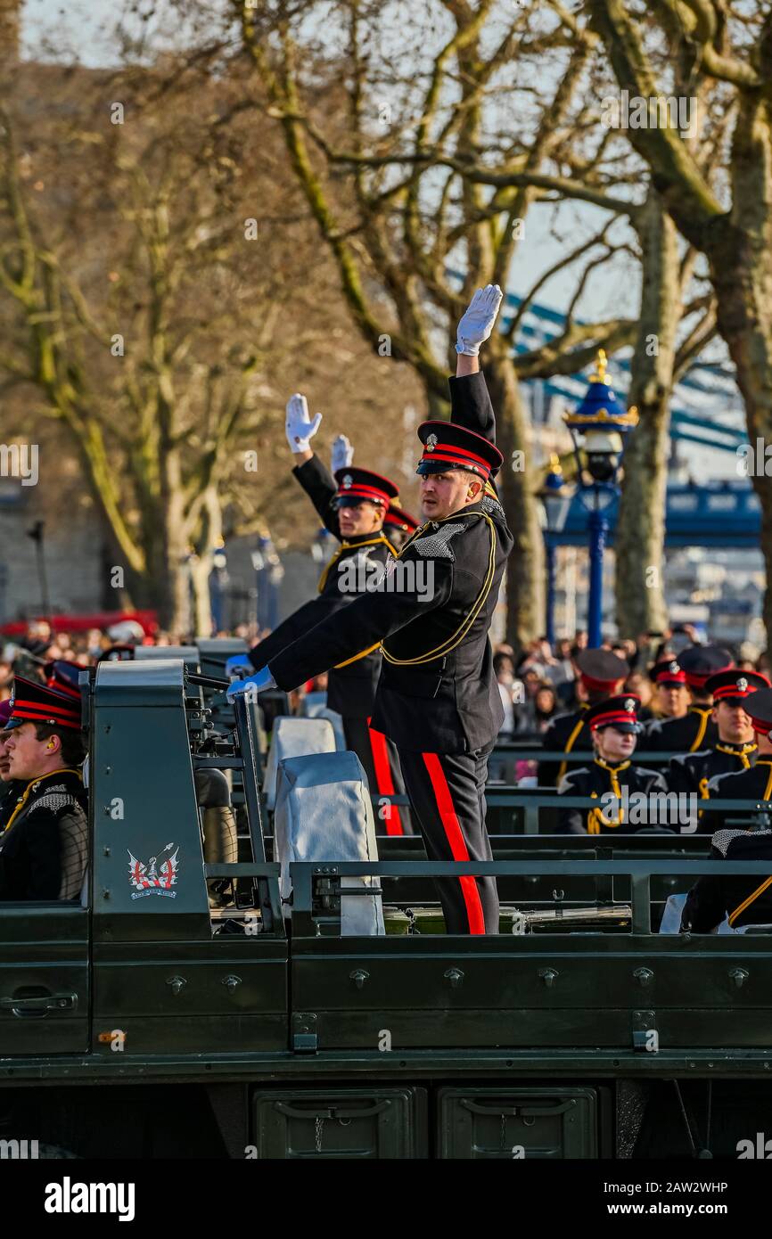 Londres, Royaume-Uni. 6 Février 2020. L'honorable Artillerie Company (HAC), le Régiment d'armée De Réserve de la Ville de Londres, a incendiée une 62 Salute royale d'armes à la Tour de Londres pour marquer l'anniversaire de l'adhésion de sa Majesté la Reine. Les trois pistolets légers de cérémonie de la L118 ont tiré à dix secondes d'intervalle. Bien qu'un Royal Salute soit normalement composé de 21 canons, il est porté à 41 s'il est tiré d'un parc royal ou d'une résidence. Crédit: Guy Bell/Alay Live News Banque D'Images