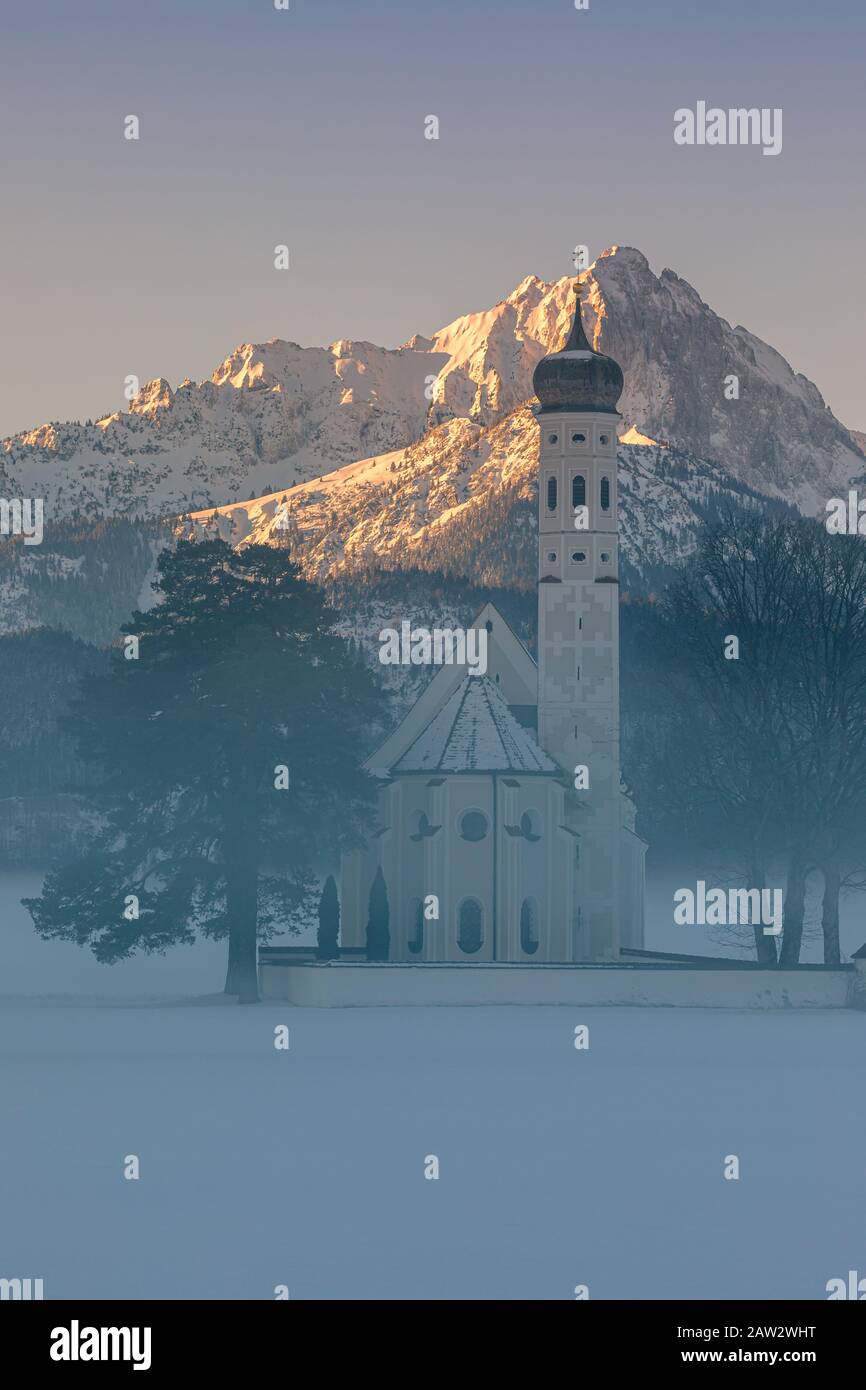 Lever du soleil d'hiver à l'église de pèlerinage de Saint-Coloman, près de Hohenschwangau, Bavière, Allemagne. Banque D'Images