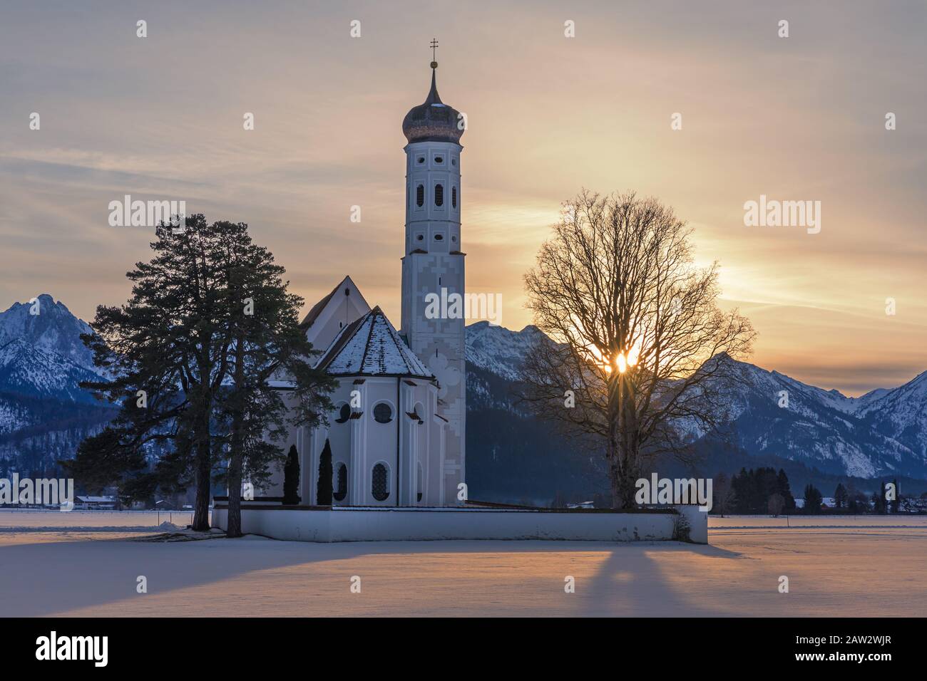 Coucher de soleil d'hiver à l'église de pèlerinage de Saint-Coloman, près de Schwangau, Bavière, Allemagne. Banque D'Images