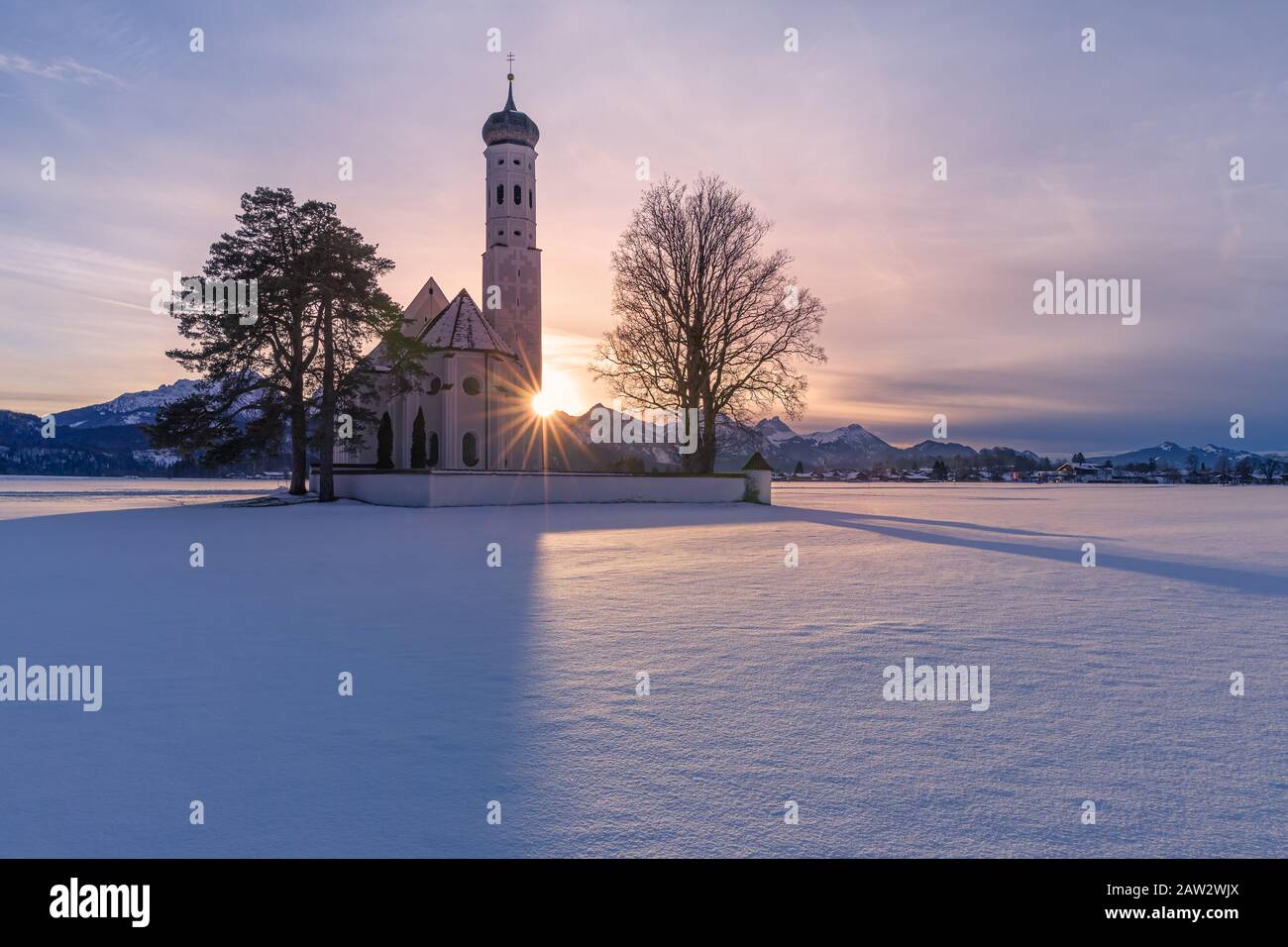 Coucher de soleil d'hiver à l'église de pèlerinage de Saint-Coloman, près de Schwangau, Bavière, Allemagne. Banque D'Images