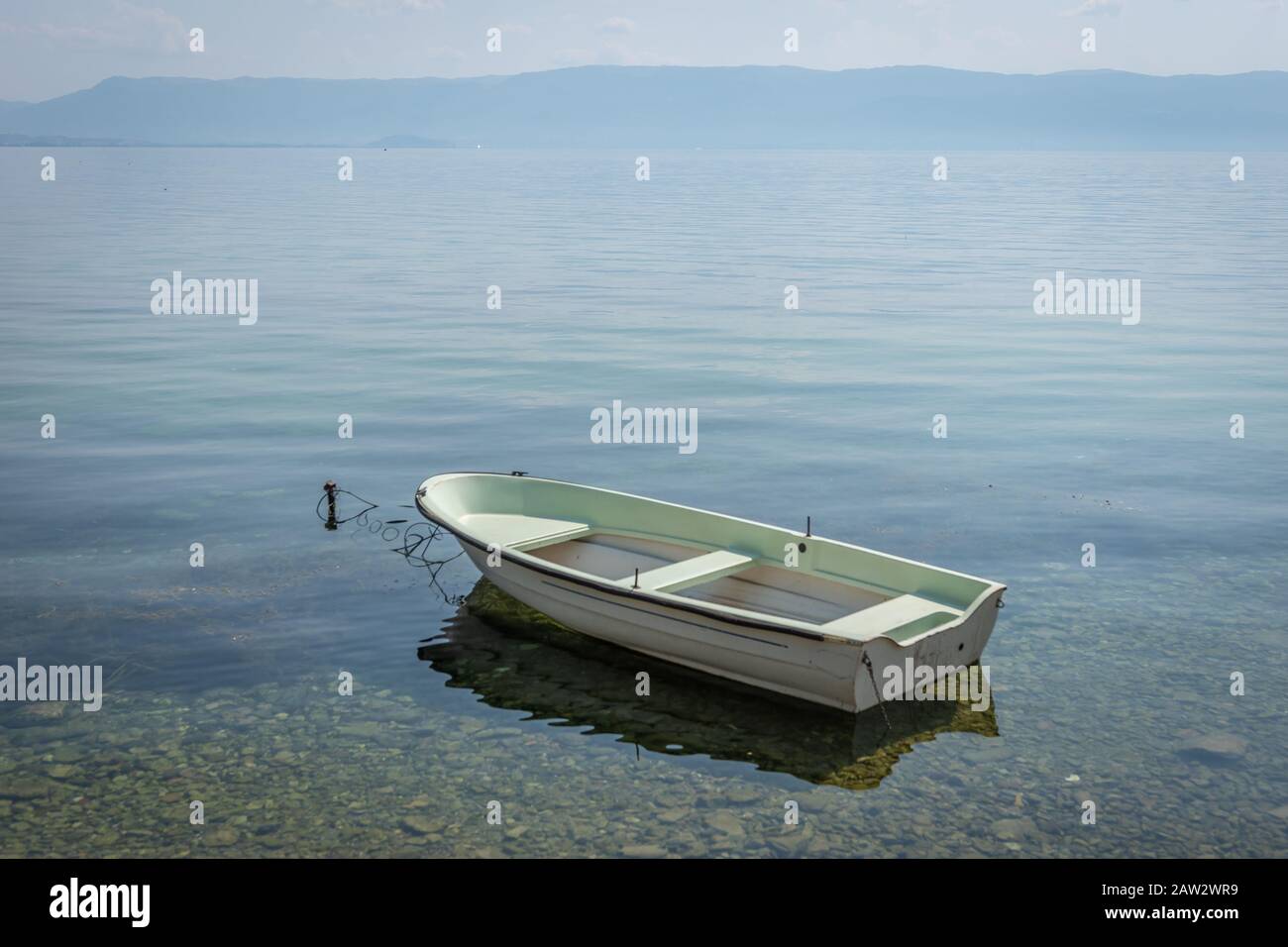 Bateau blanc dans le lac Ohrid, en Macédoine du Nord Banque D'Images