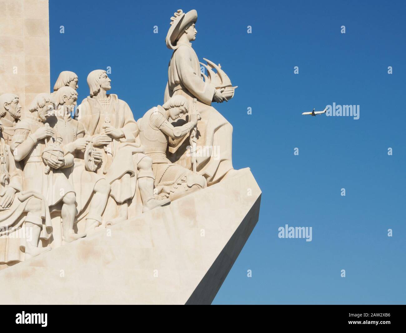 Monument à l'âge de la découverte avec avion dans le dos, Belém, Lisbonne, Portugal. Banque D'Images