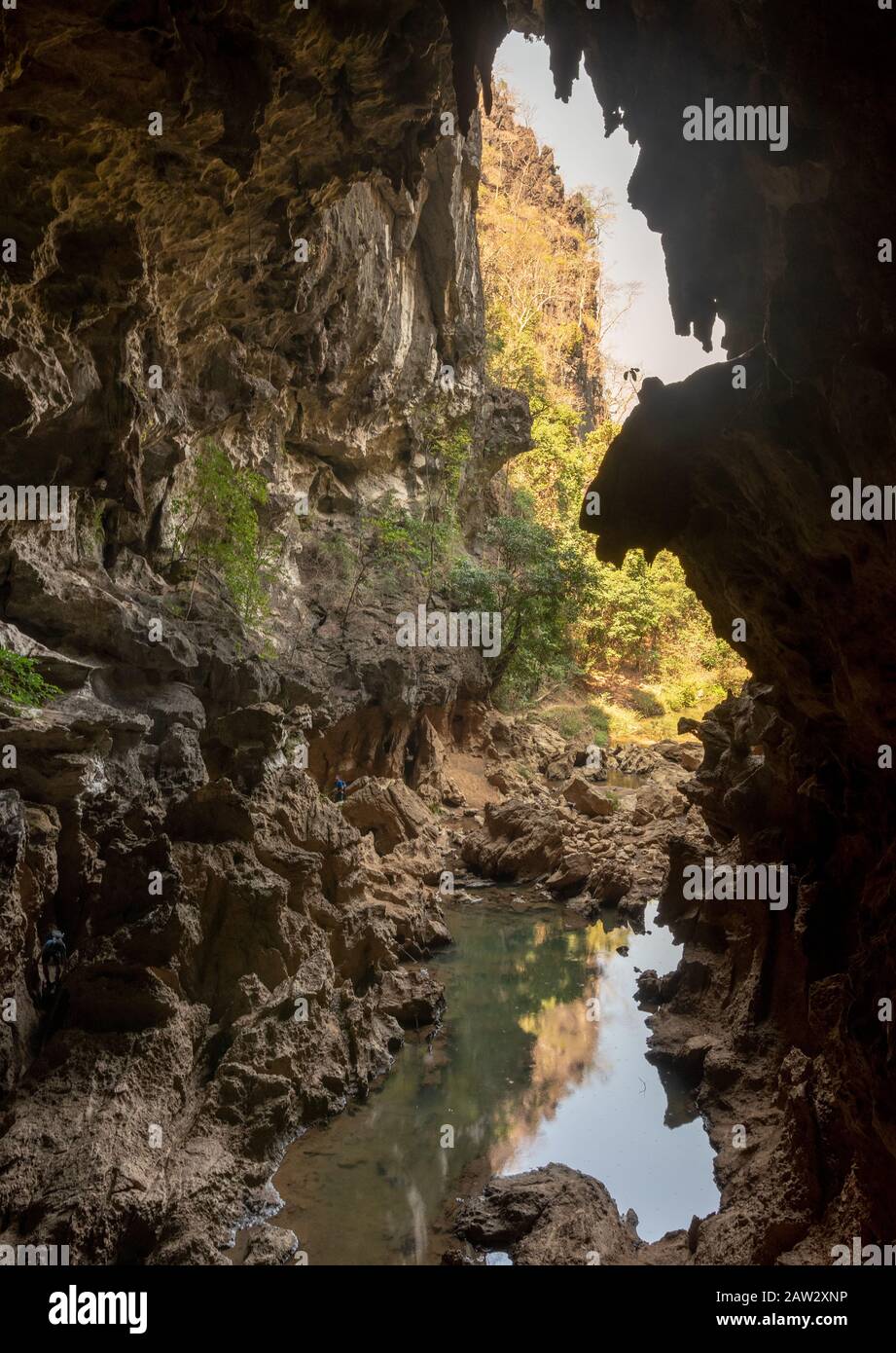 Grotte de Xieng Liap et eau de source, boucle de Thakhek, Laos Banque D'Images
