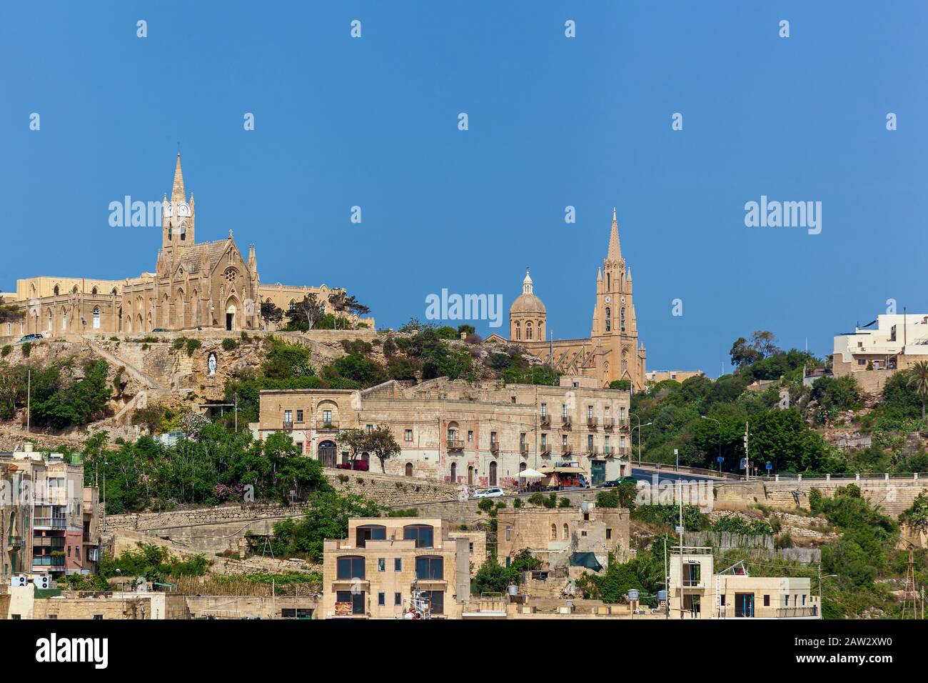 Un magnifique paysage urbain avec l'église de Gozo. Une ancienne église