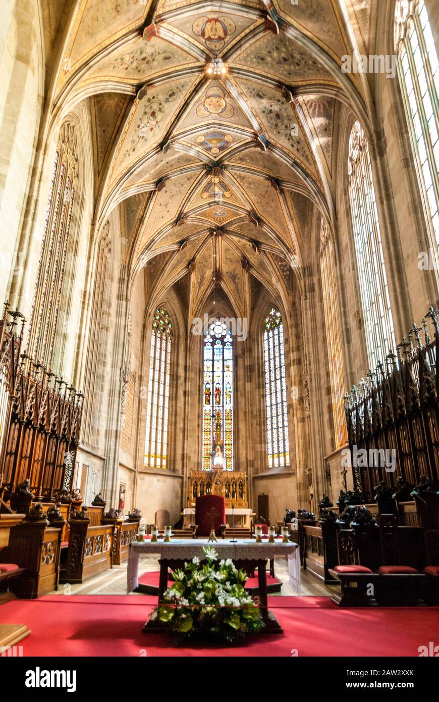 Bratislava, Slovaquie - 10 Août 2019. Intérieur de la cathédrale Saint-Martin et chorale en bois de la vieille ville de Bratislava Banque D'Images