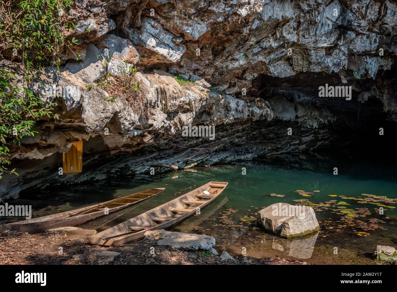 Bateau en bois à la grotte de Bouddha, boucle de Thakhek, Laos Banque D'Images