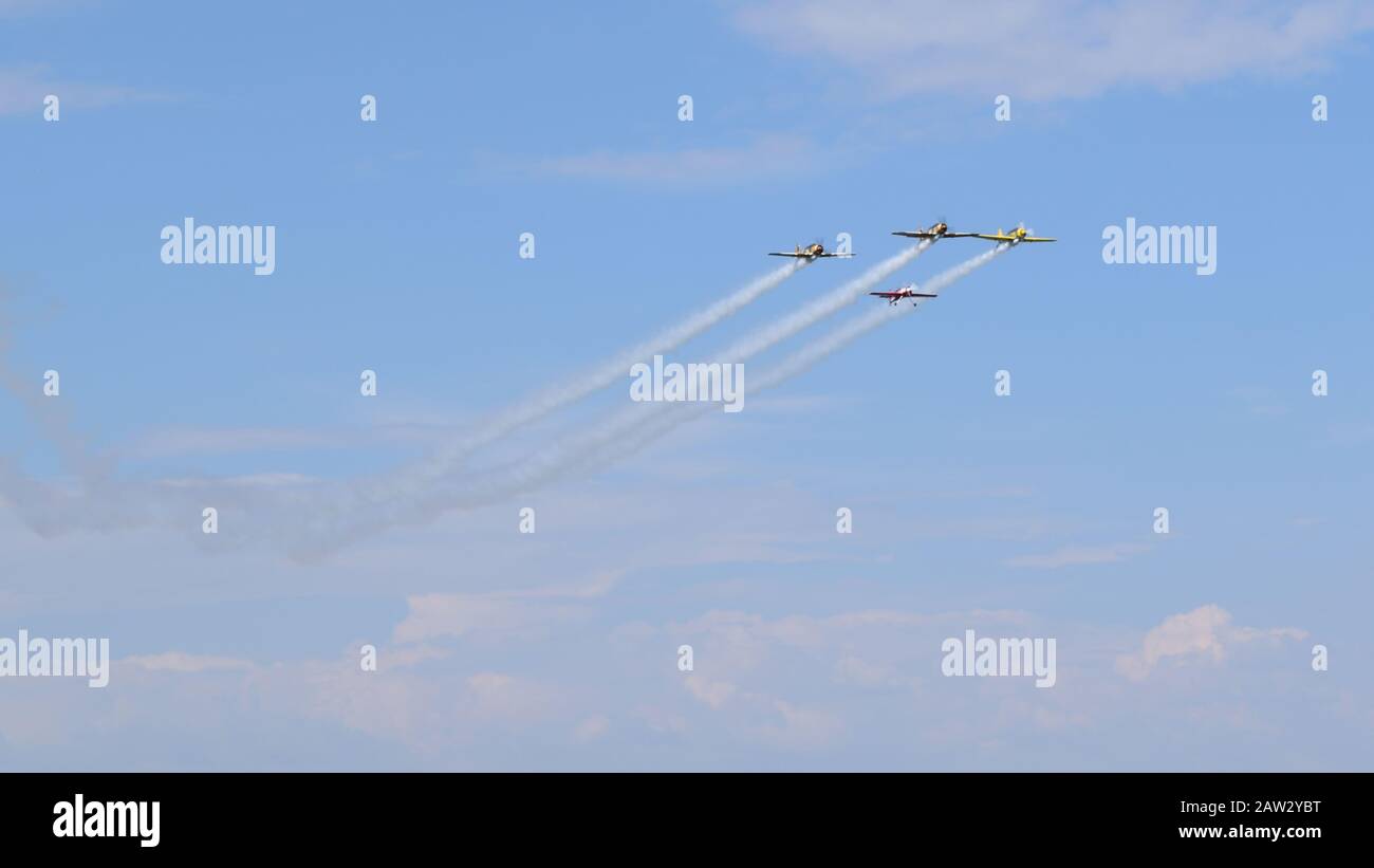 Formation de Yak-52 à Bucarest, Roumanie, 15 septembre 2018 - Crangasi Air Show Banque D'Images