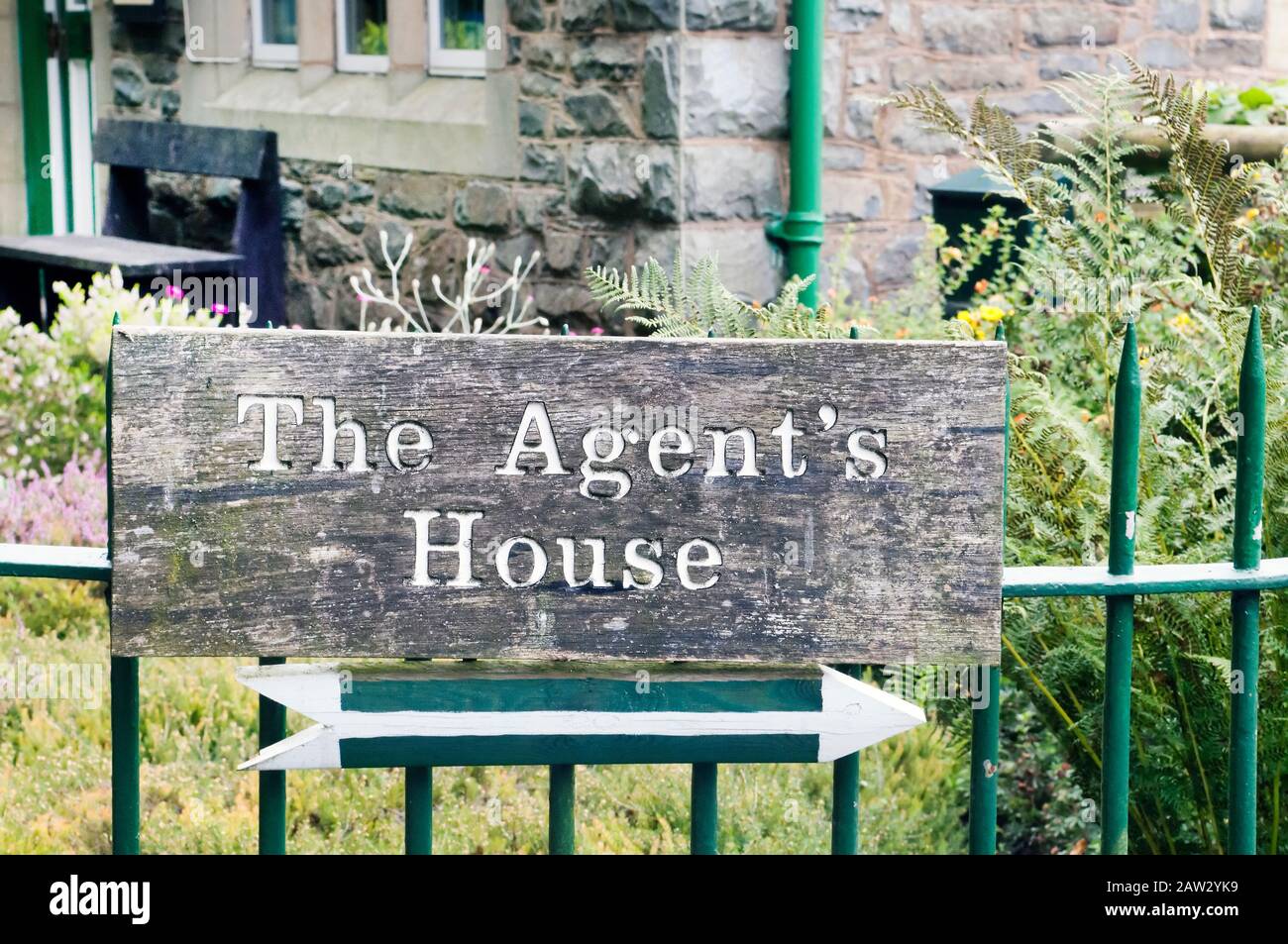 Un vieux panneau en bois montrant la direction de la maison de l'Agent dans le village de la vallée d'Elan à Powys, au Pays de Galles. Banque D'Images