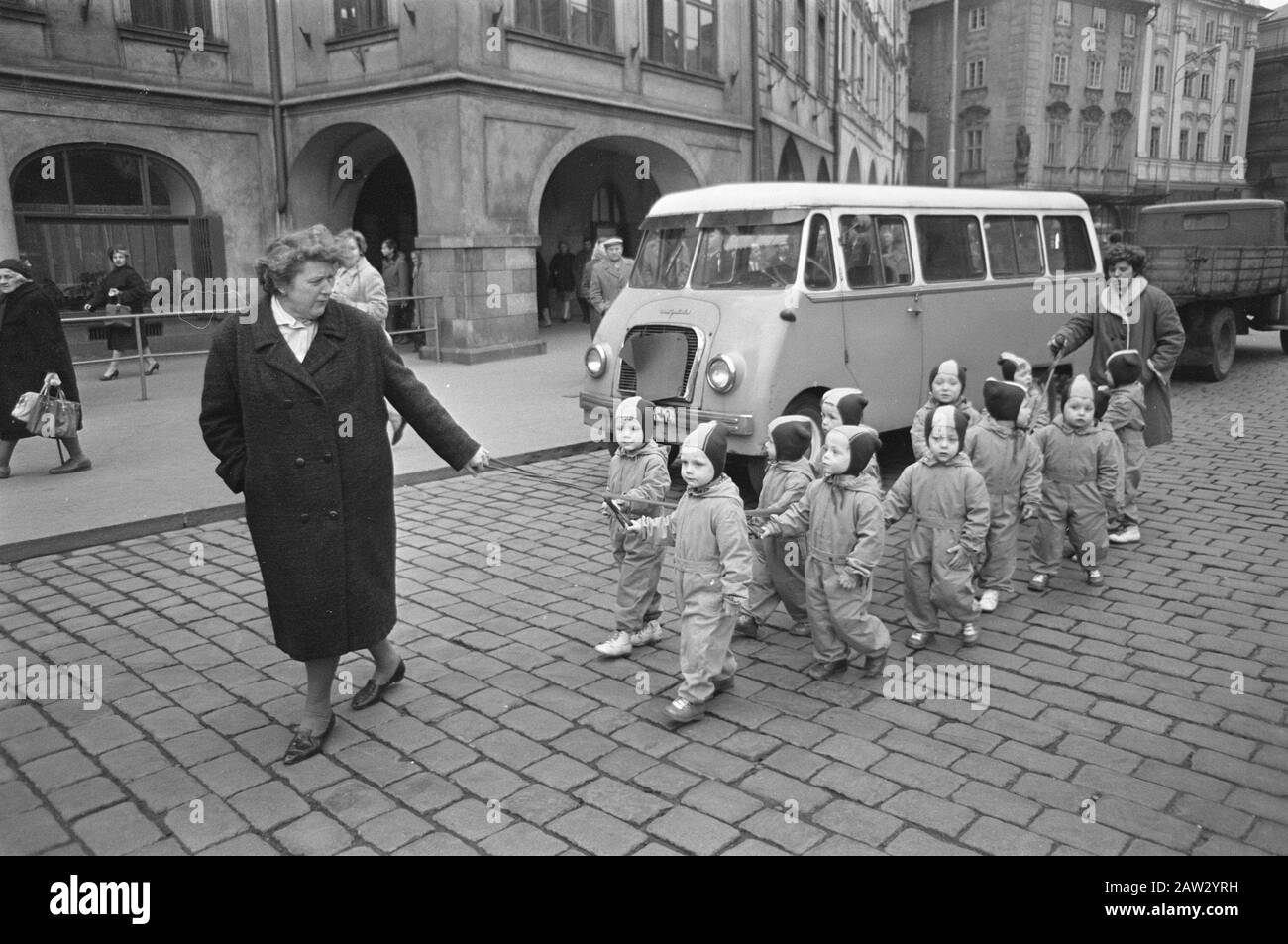 Prague. Scène de rue avec un groupe d'enfants en uniforme avec deux enseignants et en arrière-plan un petit bus Date: 9 mars 1967 lieu: Prague, République tchèque mots clés: Autobus, enfants, scènes de rue, uniformes Banque D'Images