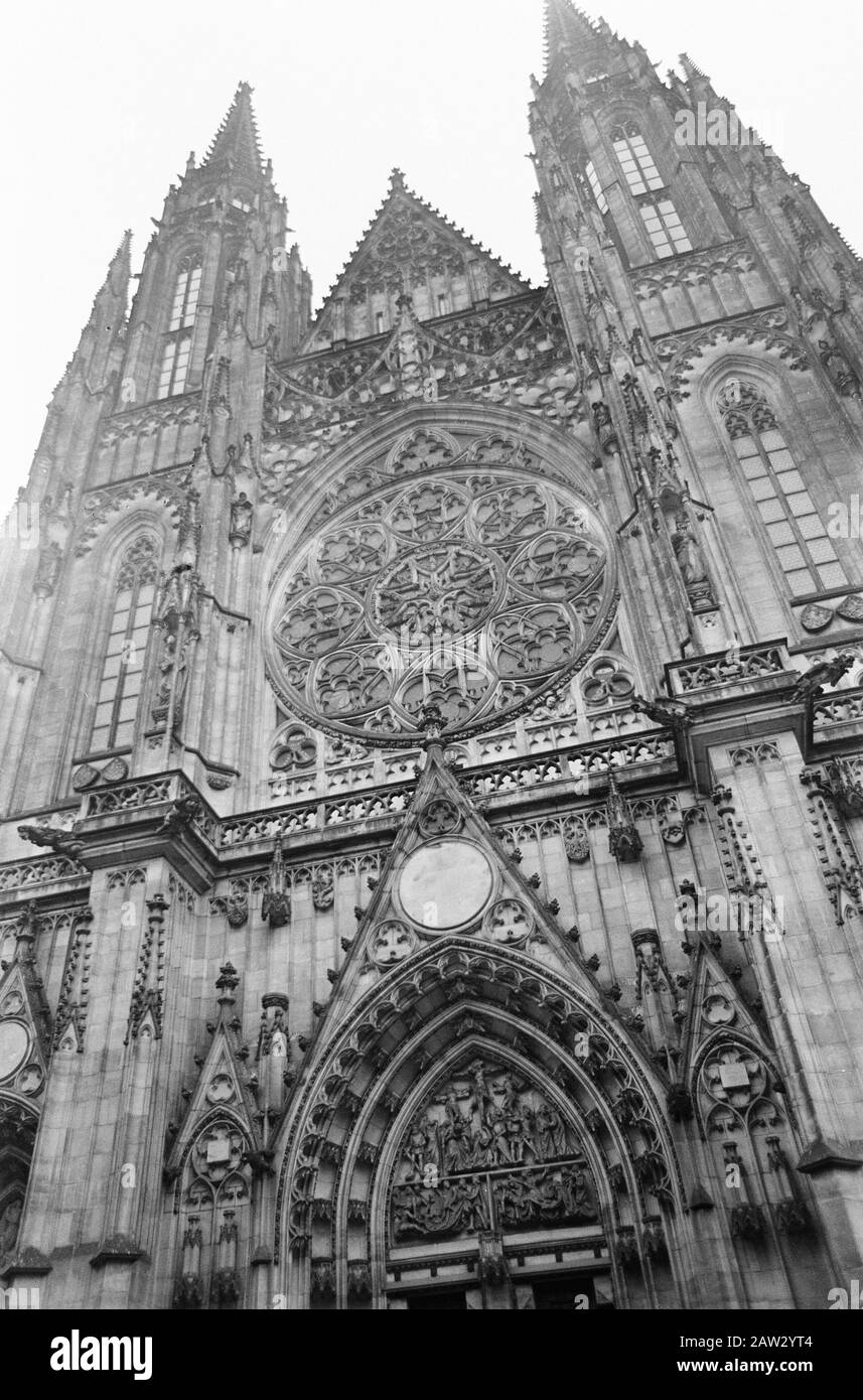 Prague. Façade ouest de la cathédrale Saint-Vitus avec fenêtre rose Date : 9 mars 1967 lieu : Prague, République tchèque mots clés : architecture, façades, cathédrales, tours d'église, Renaissance gothique, fenêtres, fenêtres roses Banque D'Images