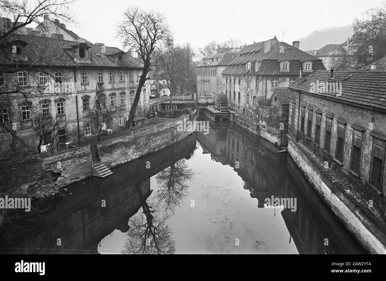 Prague. La péninsule Kampa avec canal - un moulin légal Date: 9 mars 1967 lieu: Vltava, Prague, République tchèque mots clés: Architecture, baroque, canaux, rivières, moulins, maisons Banque D'Images