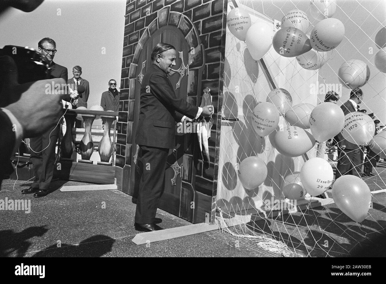 Le premier ministre de Jong ouvre le pont Katerveer au-dessus de l'IJssel Date : 29 septembre 1970 lieu : IJssel mots clés : ponts, ports, premiers ministres Banque D'Images