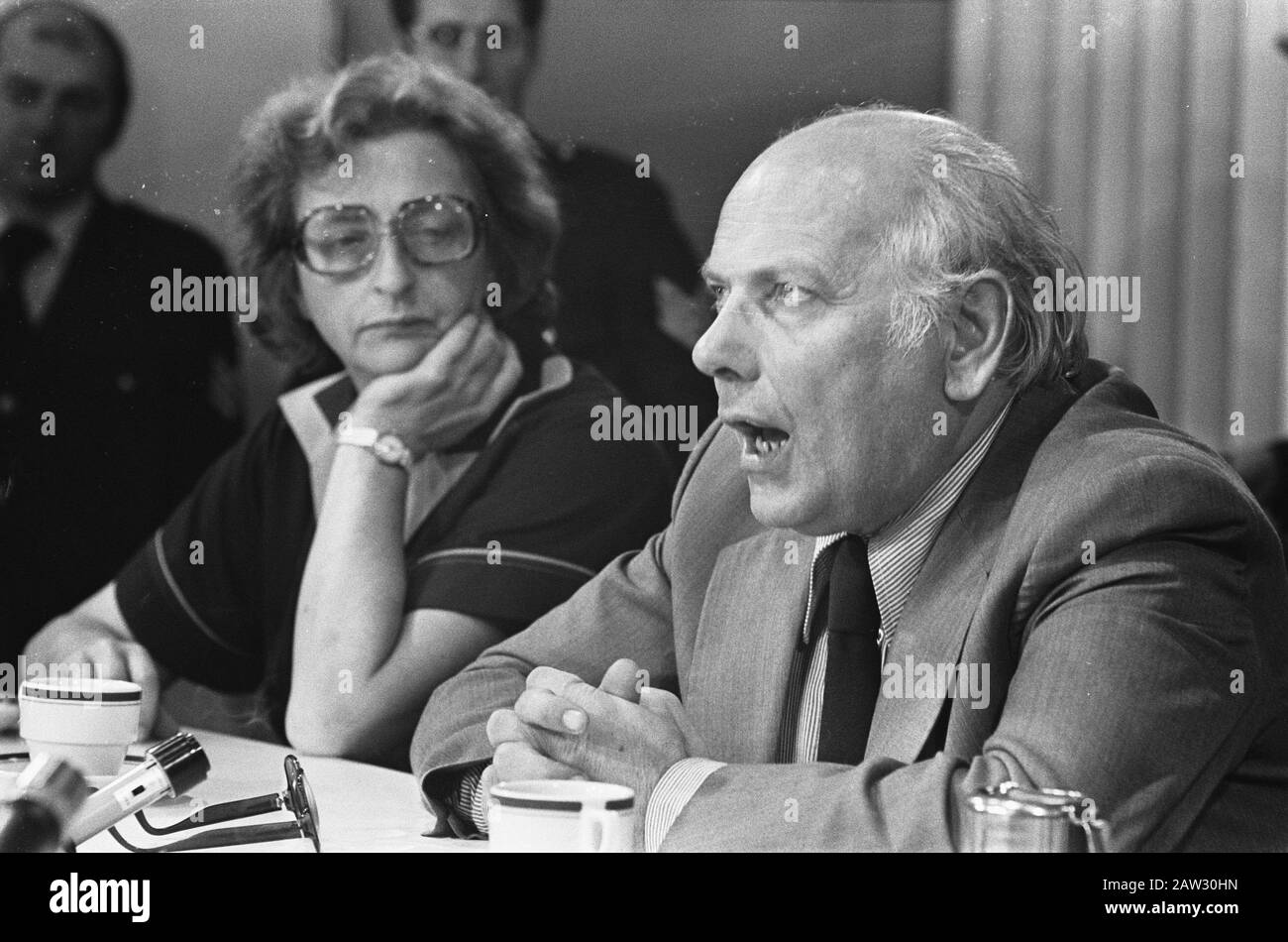 Le Premier ministre Den Uyl est revenu de Tanzanie; Den Uyl lors de la conférence de presse à Schiphol, à gauche Liesbeth Date: 10 octobre 1976 lieu: North-Holland, Schiphol mots clés: Conférences de presse, premiers ministres Nom De La Personne: Uyl, Joop den, Uyl, Liesbeth den Banque D'Images