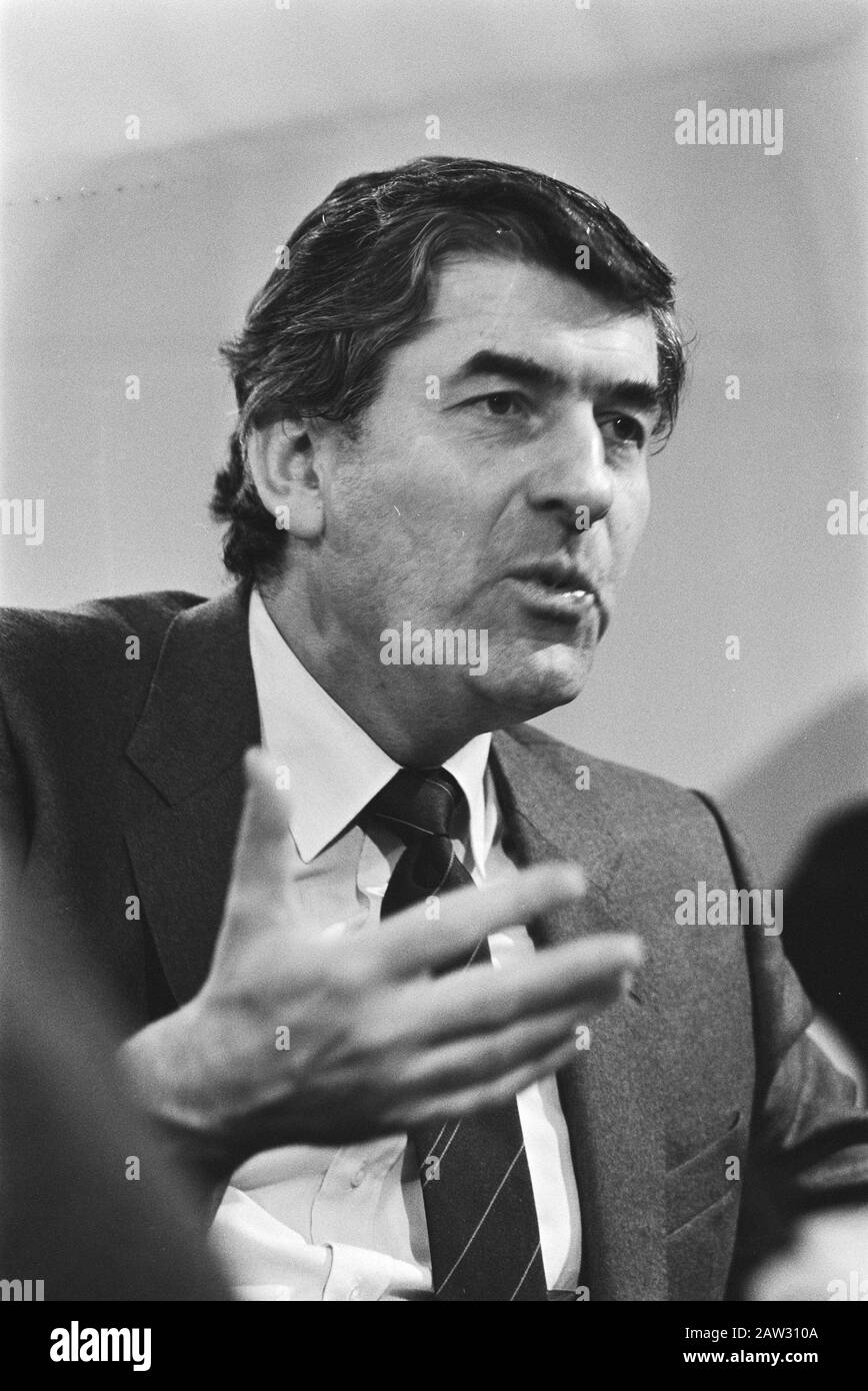 Premier ministre Lubbers de retour des États-Unis (à l'aéroport); Lubbers (têtes) Date: 21 janvier 1984 lieu: North-Holland, Schiphol mots clés: Premiers Nom De La Personne: Lubbers, Ruud Banque D'Images