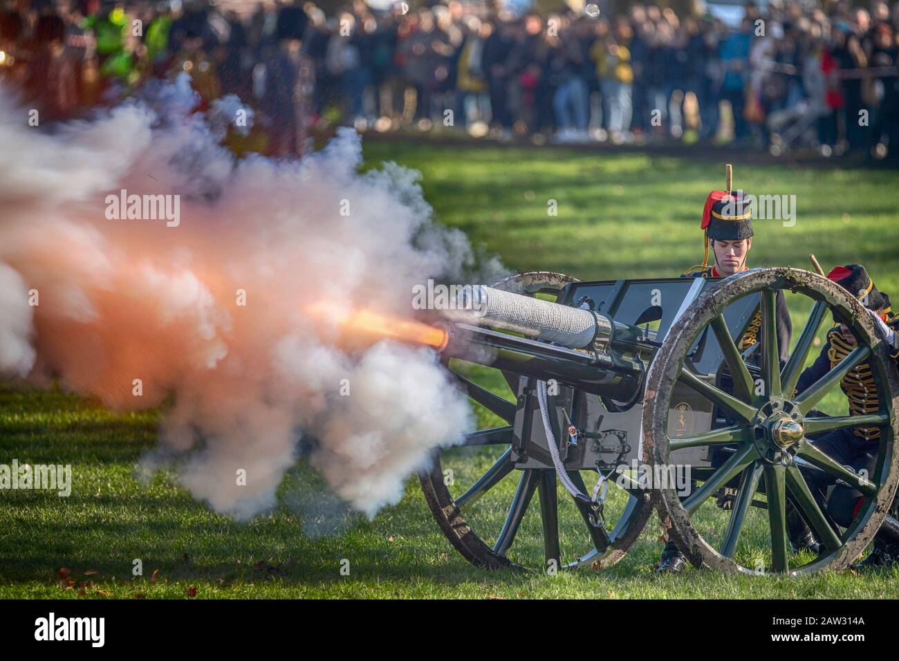 The Green Park, Londres, Royaume-Uni. 6 février 2020. Des armes de l’Artillerie royale du Troop du roi tirent un 41 Salute pistolet pour marquer l’anniversaire de l’adhésion de HM La Reine à midi. Crédit: Malcolm Park/Alay. Banque D'Images