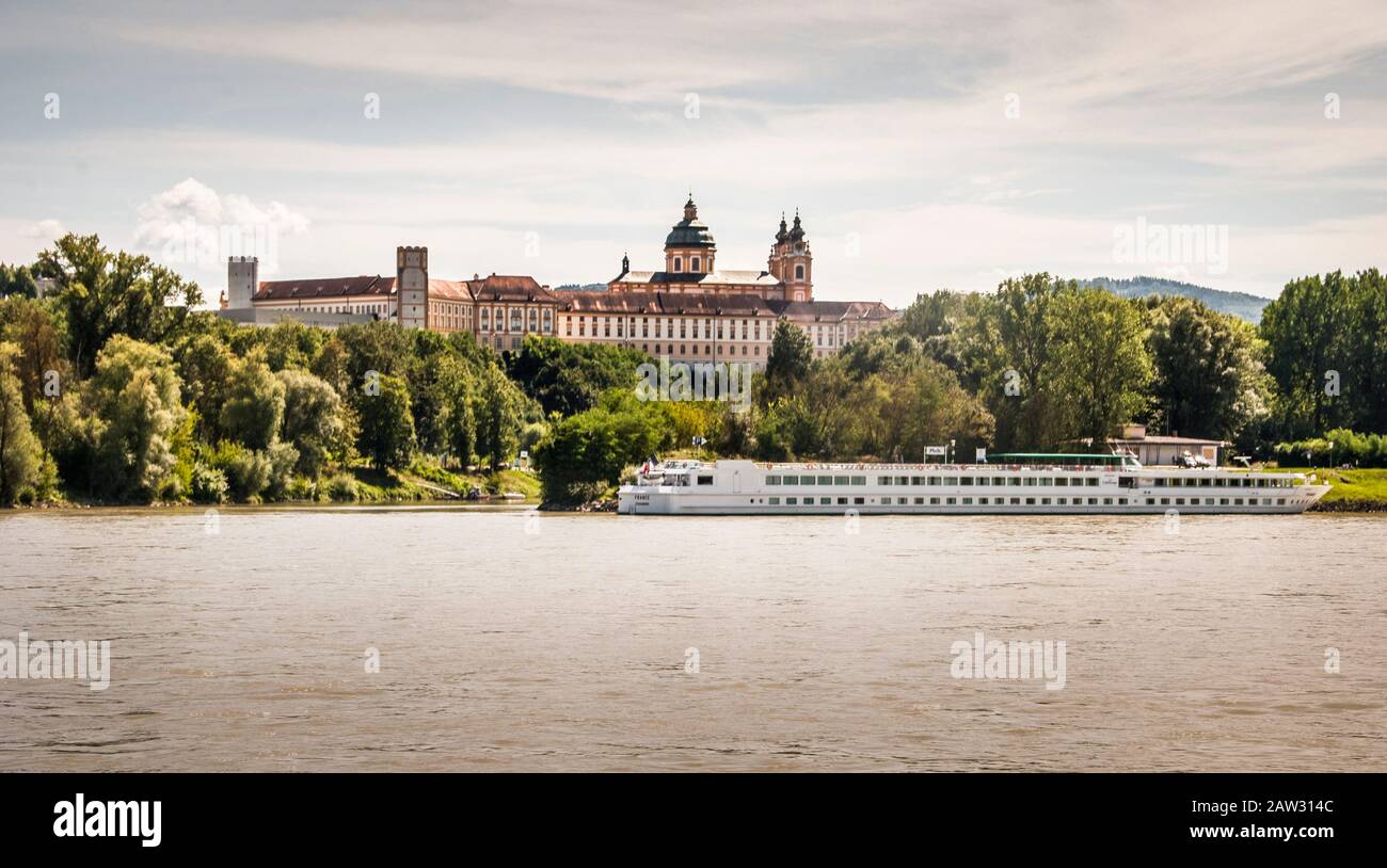 Abbaye de Melk, Allemagne : Stift Melk, avec le Danube et un bateau vallée de Wachau, Autriche Banque D'Images
