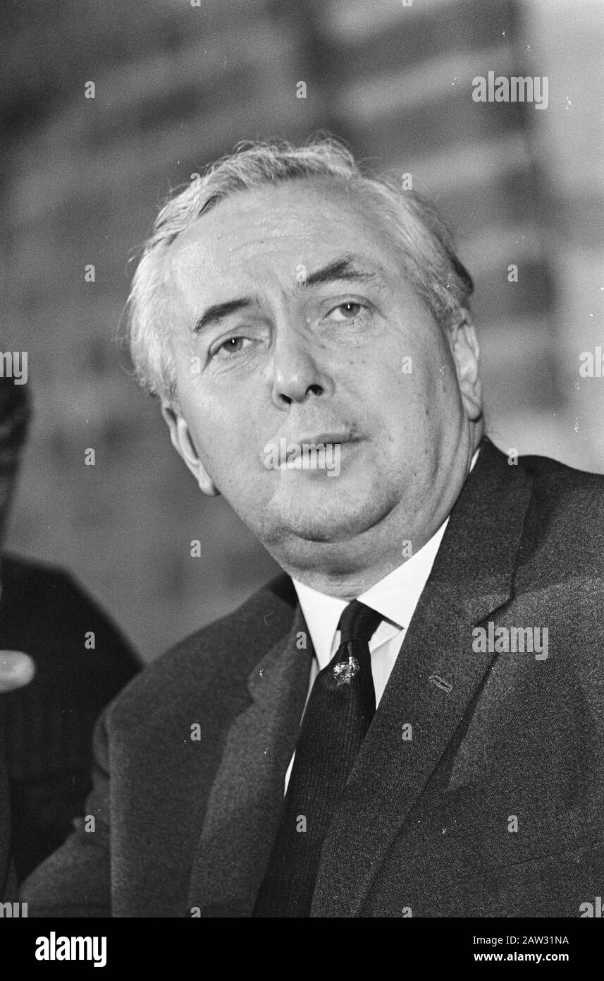 Le premier ministre Wilson a donné une conférence de presse après une réunion à la Haye, Wilson (chef) Date: 27 février 1967 lieu: La Haye, Hollande-Méridionale mots clés: Conférences de presse, premiers ministres Koch, Eric / Anefo Titulaire du droit d'auteur: Archives nationales Type de matériel: Négatif (noir / blanc) numéro d'inventaire: Voir accès 2.24.01.05 Banque D'Images