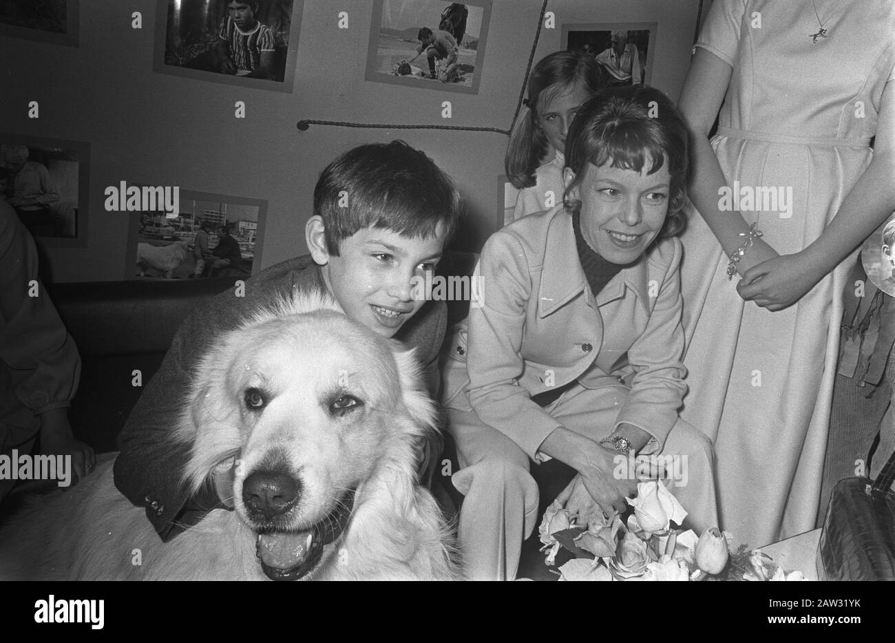 Première du film Sebastian trouve un père dans le théâtre Flora d'Amsterdam. Mehdi El Glaoui et Cecile Aubry Date: 2 avril 1969 lieu: Amsterdam, Noord-Holland mots clés: Acteurs, écrivains, cinémas, cinéma, chiens, premières, écrivains, théâtres Nom De La Personne: Aubry Cecile, Mehdi El Glaoui Nom de l'institution: Flora Banque D'Images