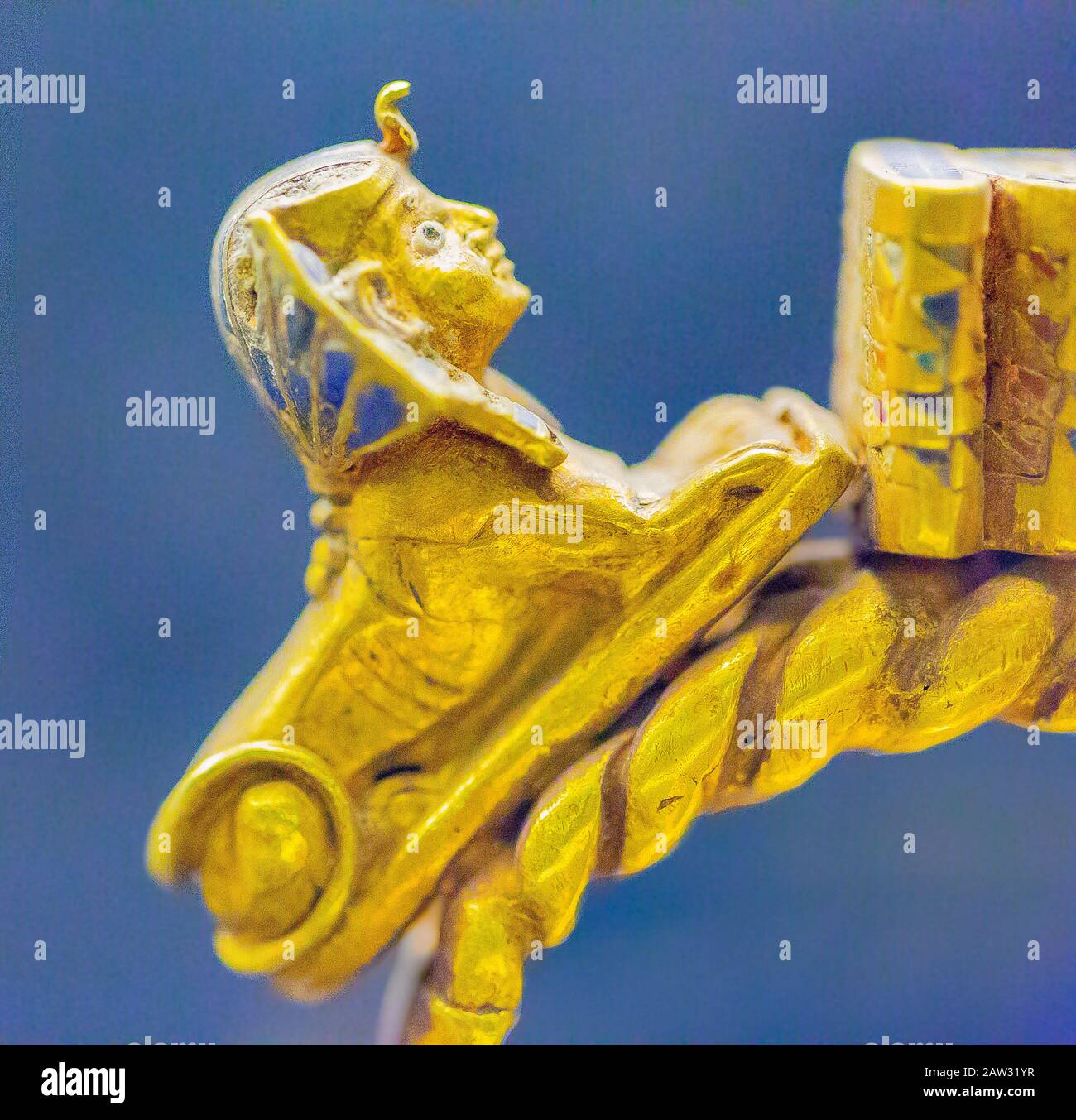 Le Caire, Musée égyptien, détail d'un ourlet d'or trouvé dans le tombeau de la reine Ahhotep, Luxor : petit sphinx et le cartouche du roi Ahmose. Banque D'Images