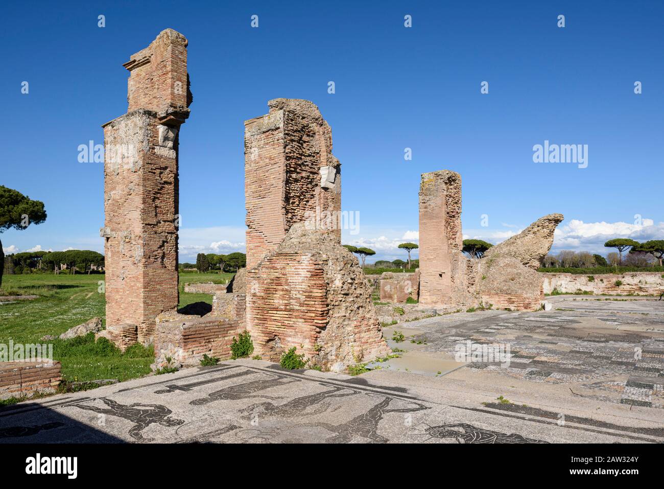 Rome. Italie. Ostia Antica. Terme di Porta Marina (bains de la Porta Marina). Les piliers en brique de l'abside, dans le rebule sont des mosaïques de sol représentant à Banque D'Images