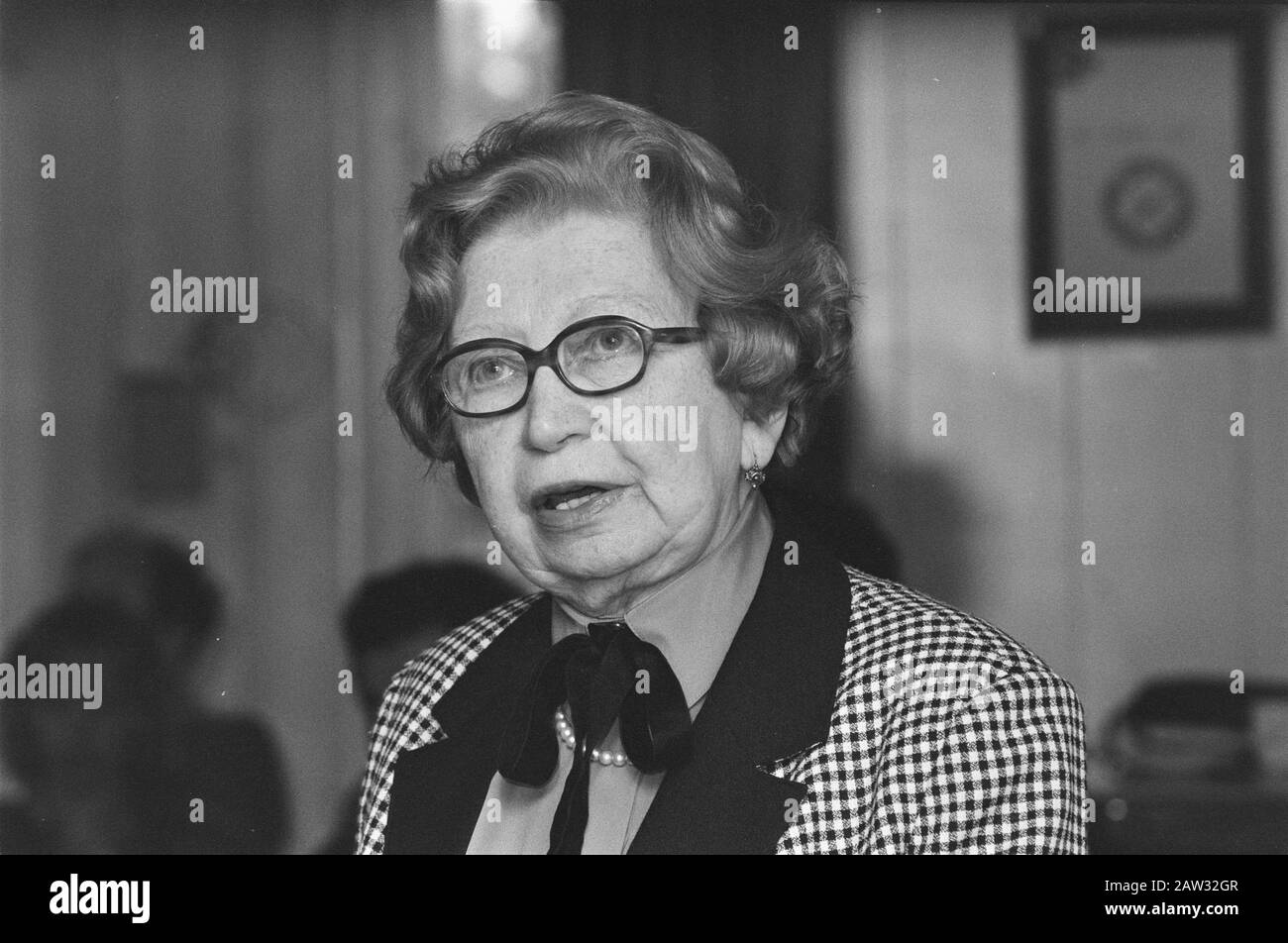 Présentation Du Livre Anne Frank A Rappelé Miep Gies À La Maison D'Anne Frank À Amsterdam; Miep Gies Date: 5 Mai 1987 Lieu: Amsterdam, Noord-Holland Mots Clés: Portraits Nom De La Personne: Gies, Miep Gies-Santrouschitz, Hermine Nom De L'Établissement: Anne Frank House Banque D'Images
