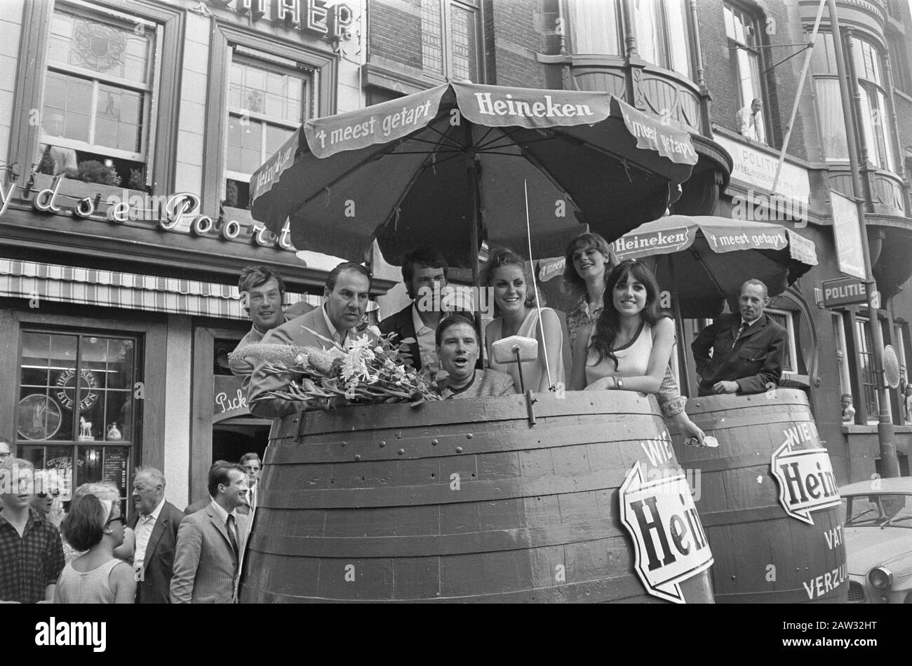 Knokke Squad à Amsterdam honoré dans de grands bateaux à travers Amsterdam. William Duys Par Knokke Team En Bateau Tiré Date: 15 Juillet 1967 Lieu: Amsterdam, Noord-Holland Mots Clés: Chanteurs Nom De La Personne: Duys Willem Banque D'Images