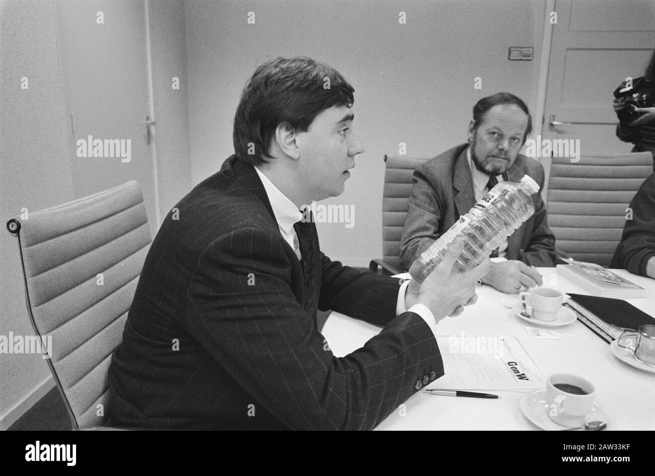 Présentation du livre la vie sans poison; le ministre Nijpels tient une bouteille en plastique dans ses mains Date: 4 avril 1989 mots clés: Livres, bouteilles, ministres, présentations Nom De La Personne: Nijpels, Ed Banque D'Images