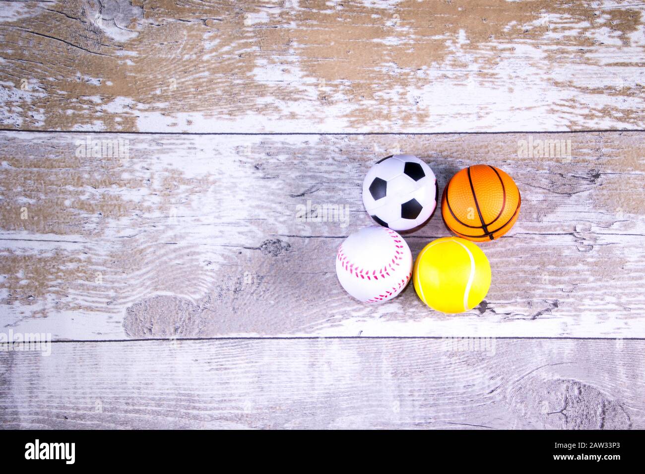 Un libre de droit d'une pile de ballons de sport contre un fond bleu. Dans  la pile est un football, baseball, basket-ball et balle de tennis Photo  Stock - Alamy